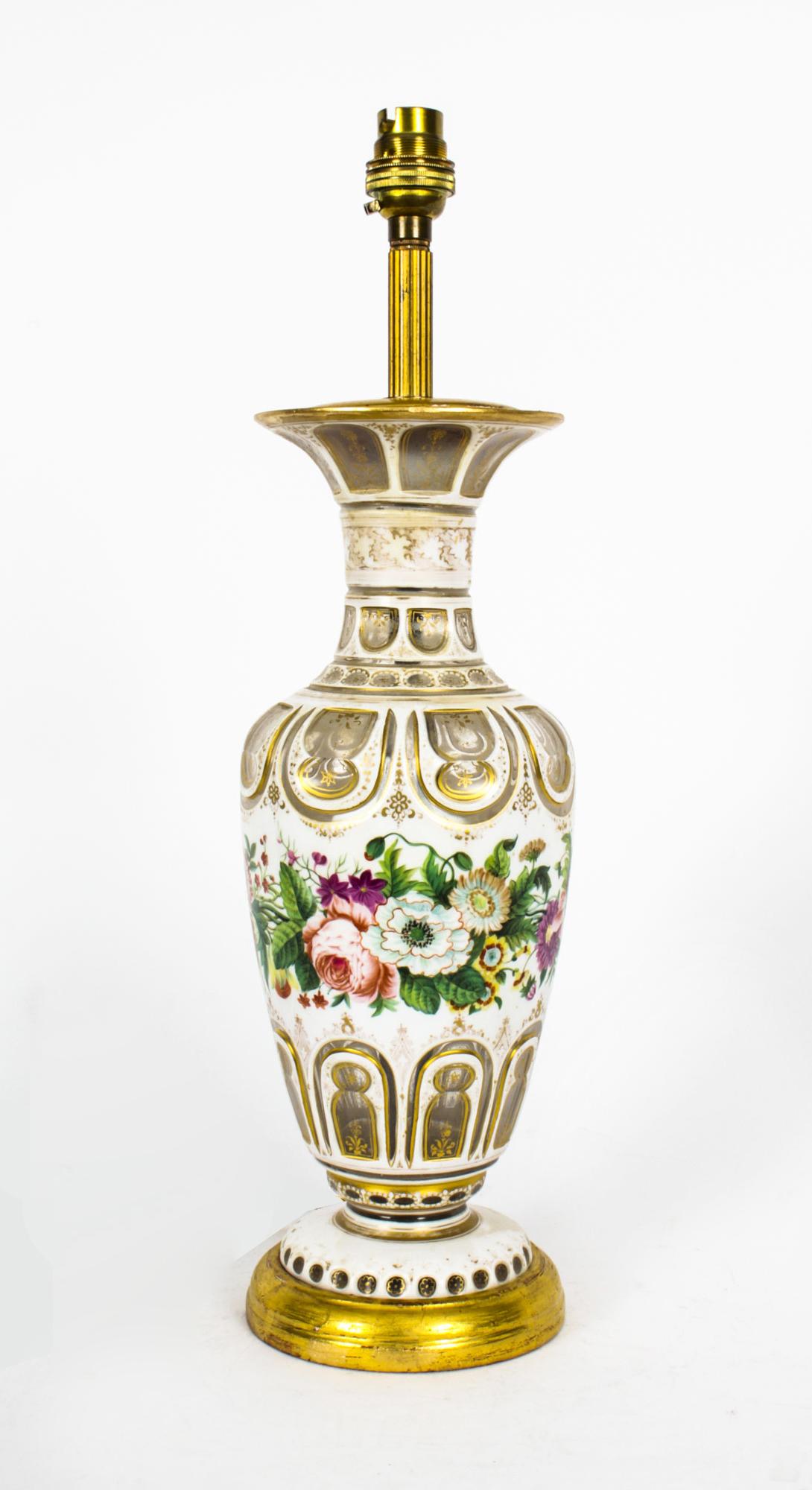 Ancienne lampe de bureau victorienne en verre opaque blanc recouvert de verre, XIXe siècle en vente 3