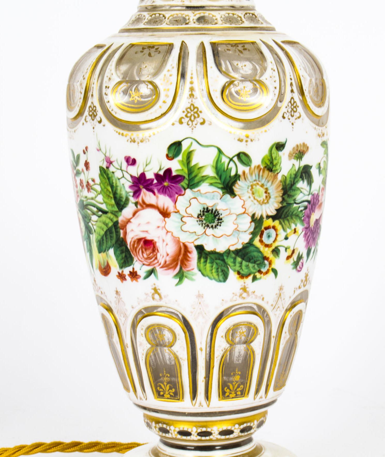 Victorien Ancienne lampe de bureau victorienne en verre opaque blanc recouvert de verre, XIXe siècle en vente