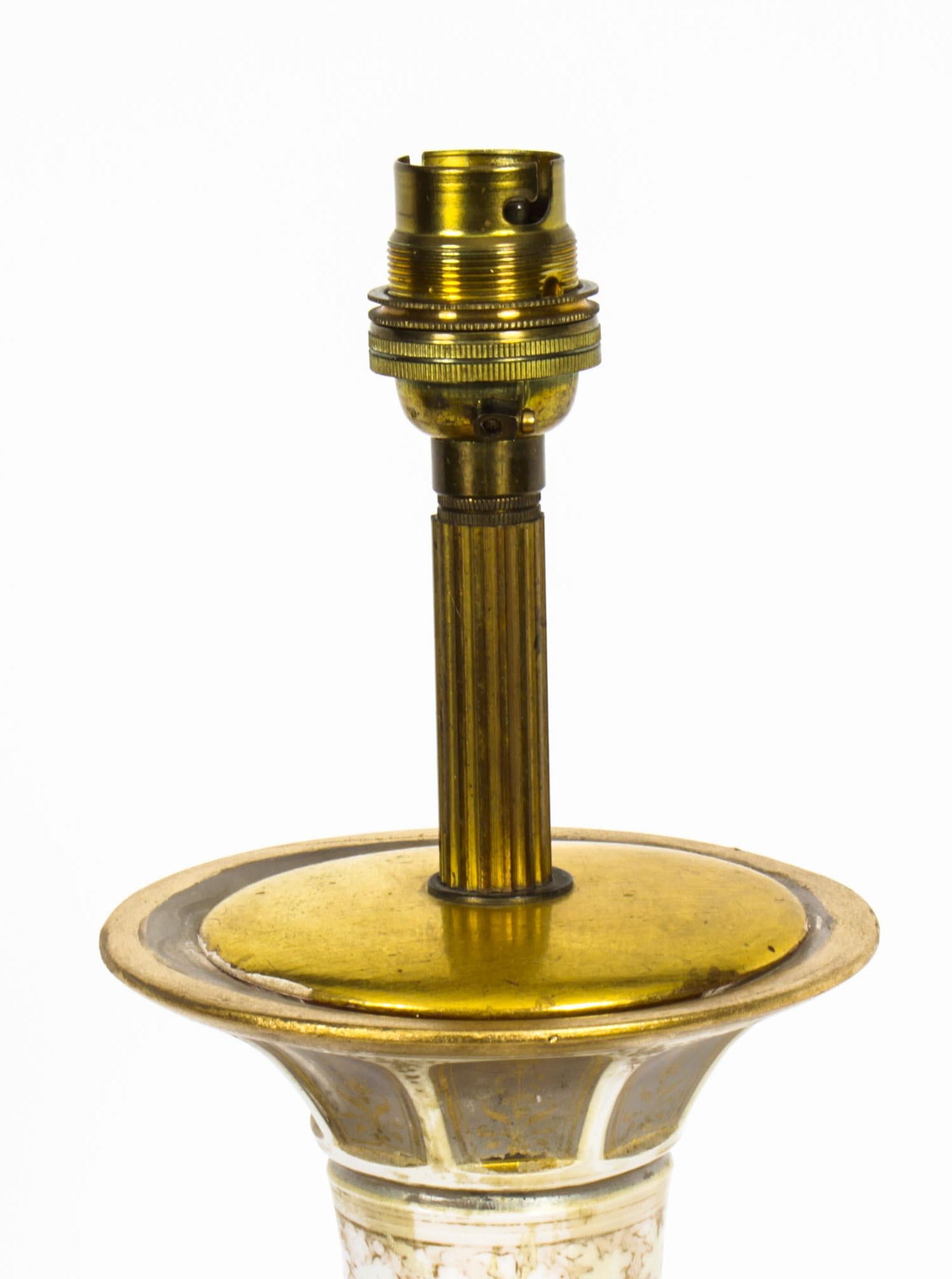 Milieu du XIXe siècle Ancienne lampe de bureau victorienne en verre opaque blanc recouvert de verre, XIXe siècle en vente