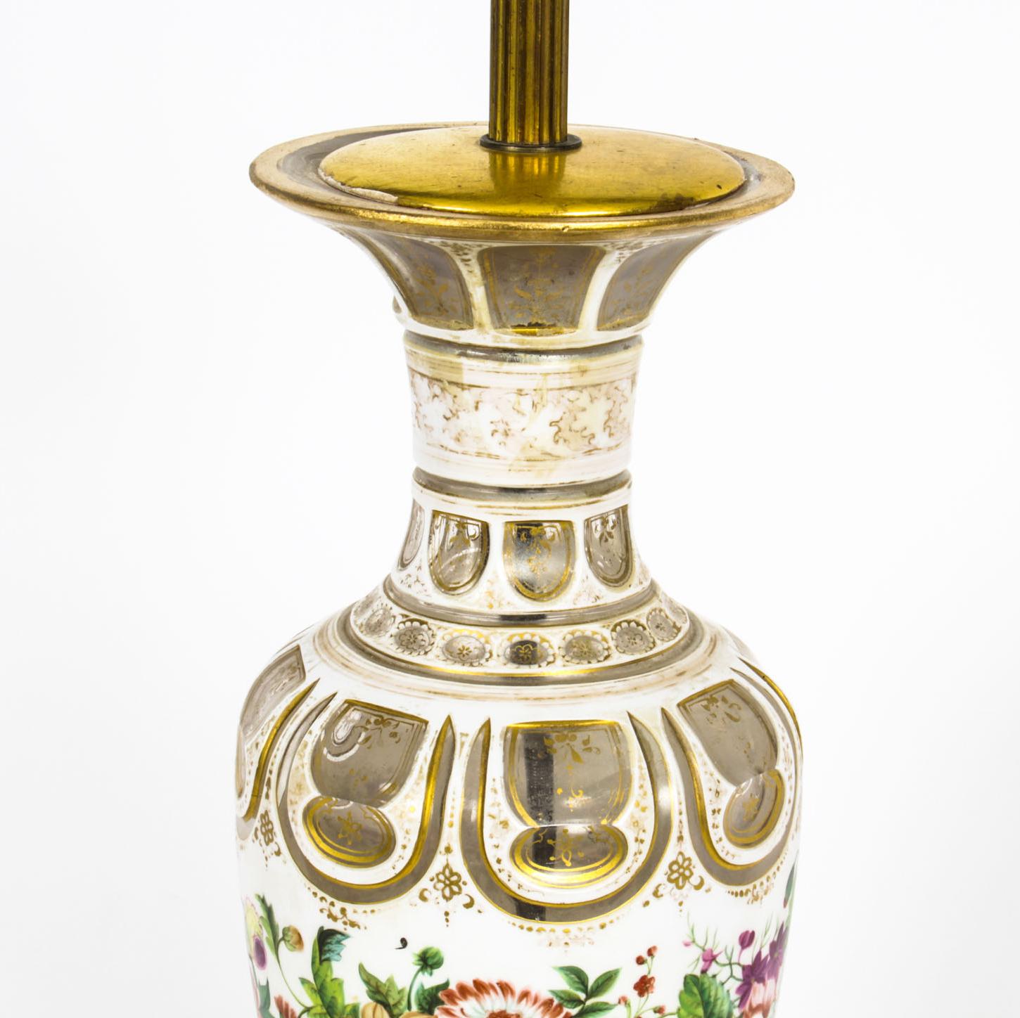 Verre Ancienne lampe de bureau victorienne en verre opaque blanc recouvert de verre, XIXe siècle en vente