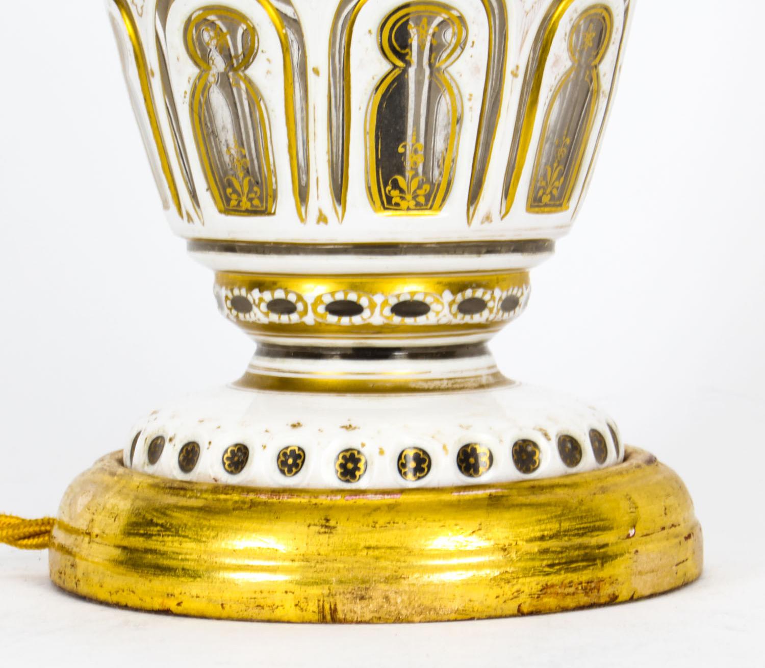 Ancienne lampe de bureau victorienne en verre opaque blanc recouvert de verre, XIXe siècle en vente 1