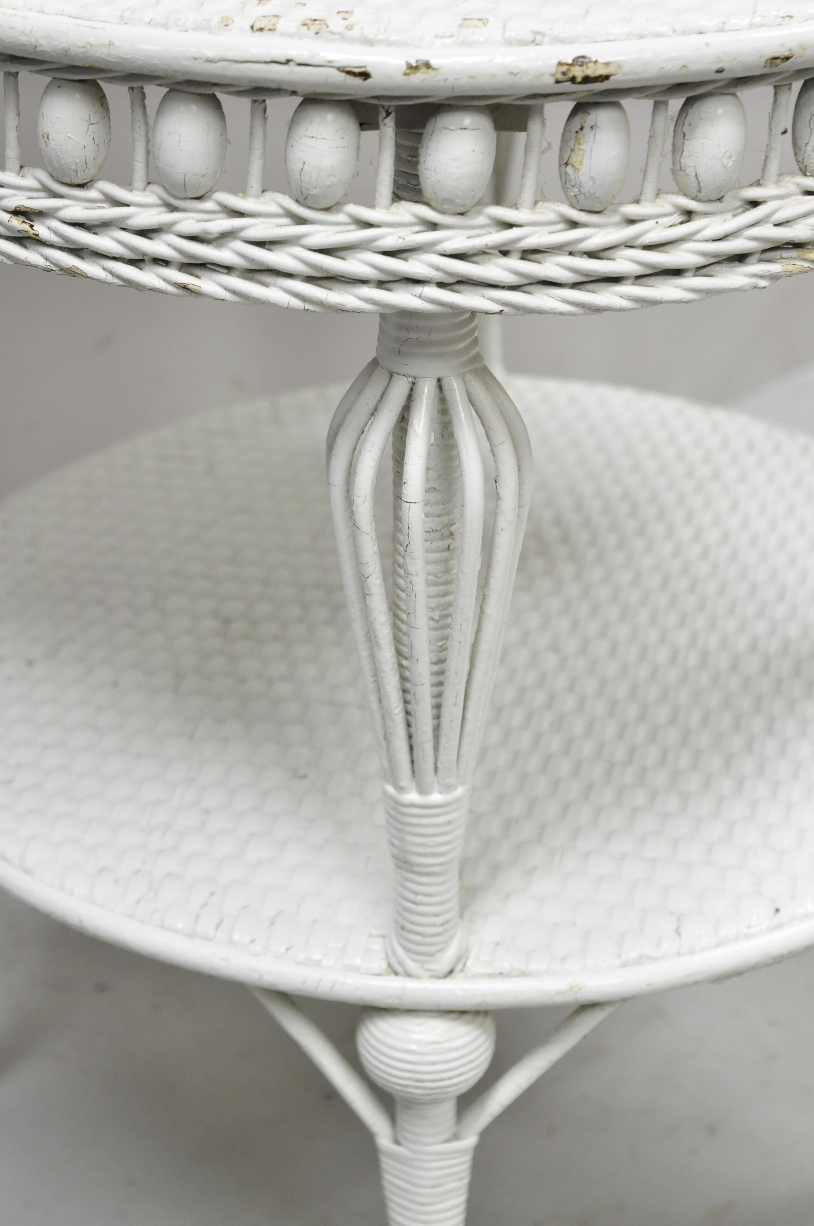 Antique Victorian White Wicker 2 Tier Round Accent Sunroom Parlor Lamp Table In Good Condition In Philadelphia, PA