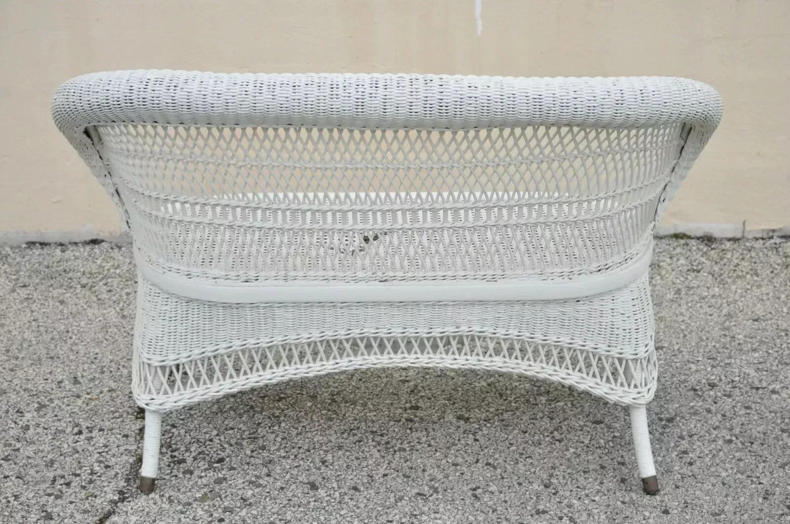 Antico Vittoriano Bianco in vimini con schienale a botte Piccolo Settee Loveseat Divano con sedile a canestro in vendita 5