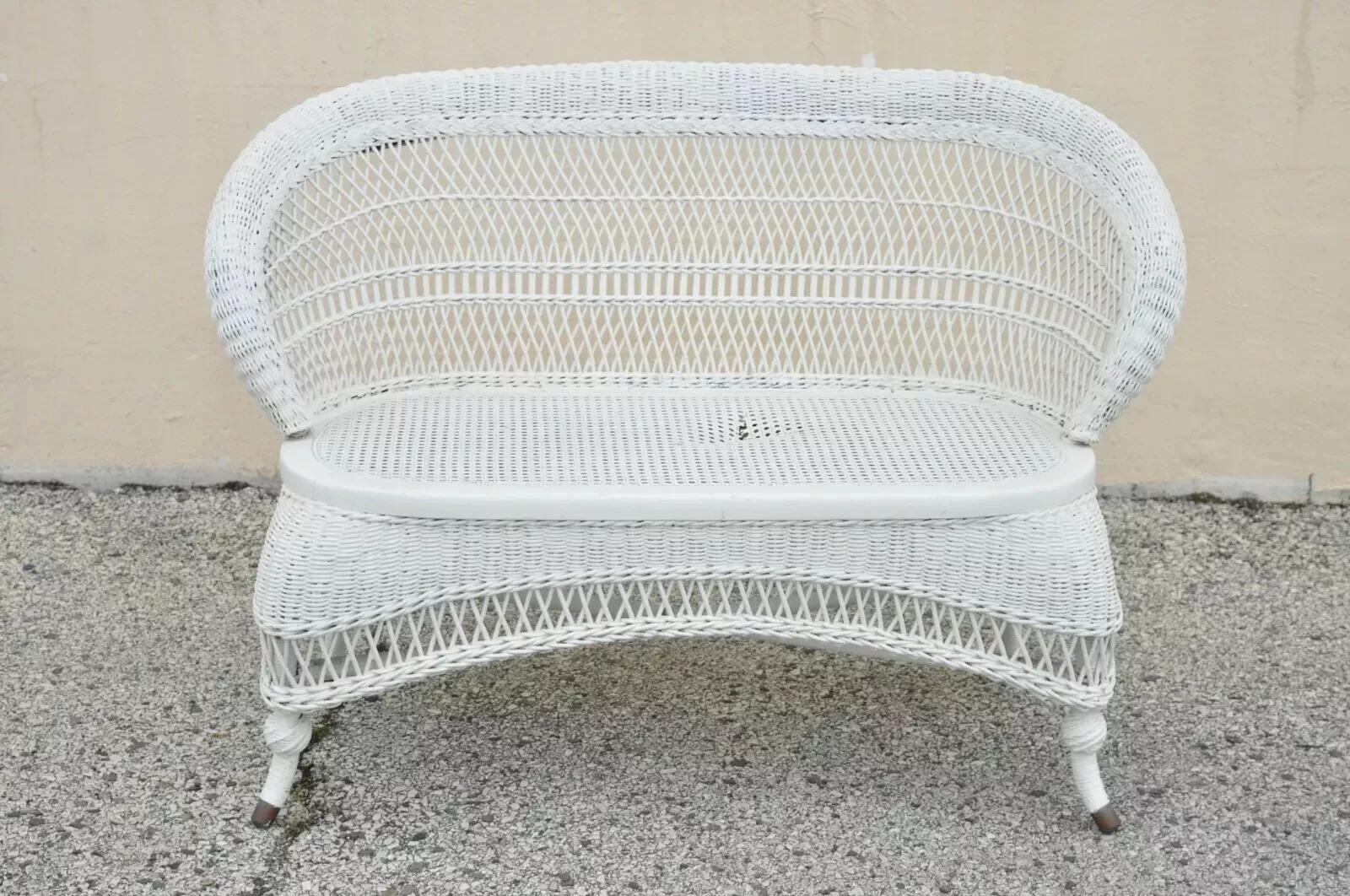 Antico divano vittoriano bianco in vimini con schienale a botte. L'articolo è caratterizzato da piedi con tappo in ottone, dimensioni ridotte, struttura in vimini intrecciato, seduta in canna e schienale a botte. Circa all'inizio del XX secolo.