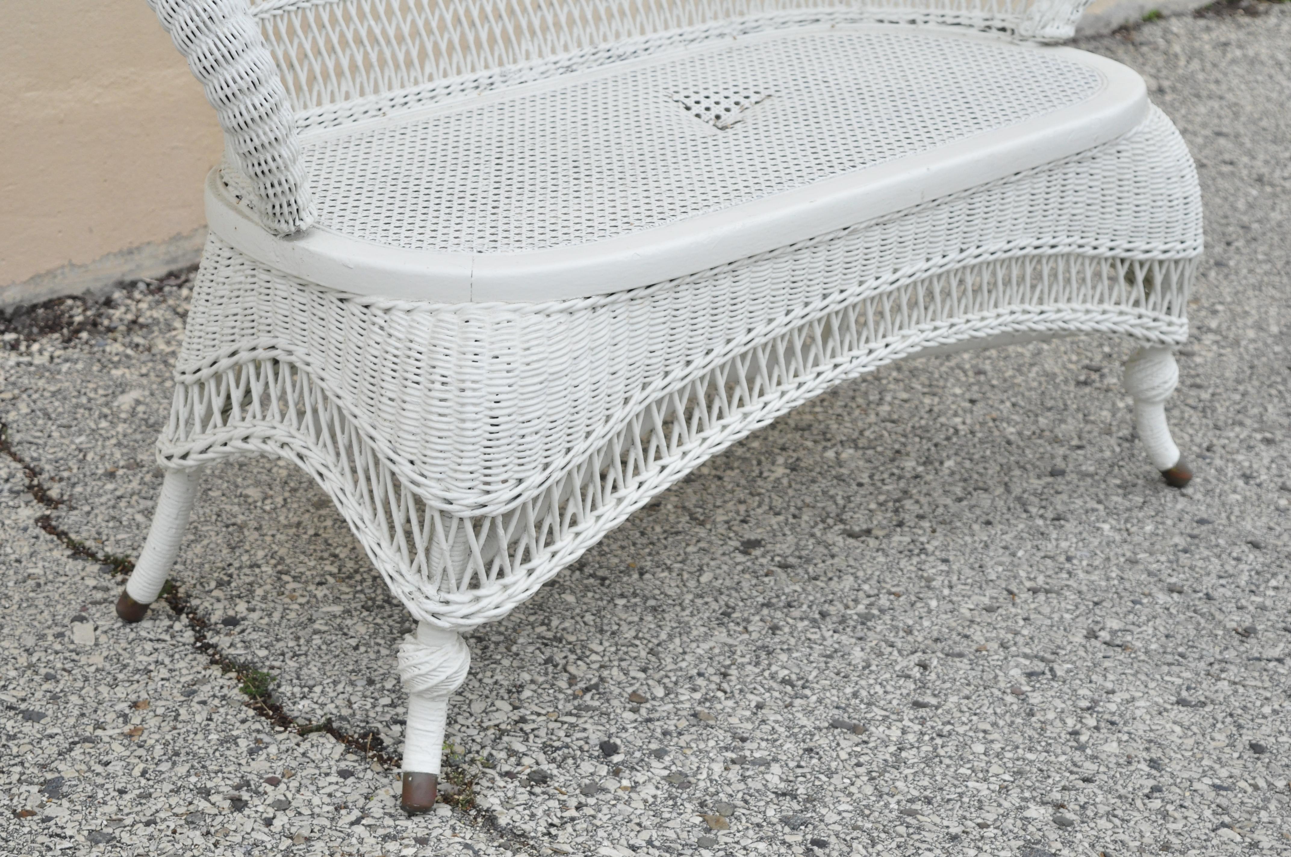 Antike viktorianische weiße Korbrückenlehne aus Korbweide Loveseat Sofa Cane Seat (Viktorianisch) im Angebot