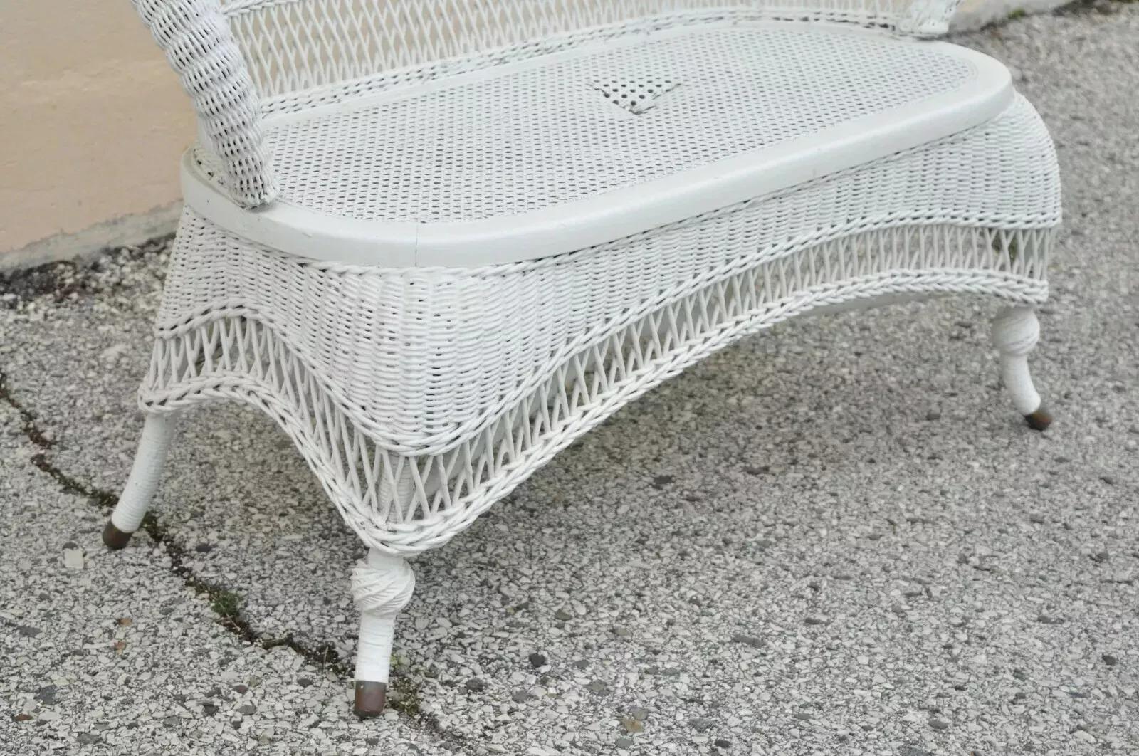 Sconosciuto Antico Vittoriano Bianco in vimini con schienale a botte Piccolo Settee Loveseat Divano con sedile a canestro in vendita