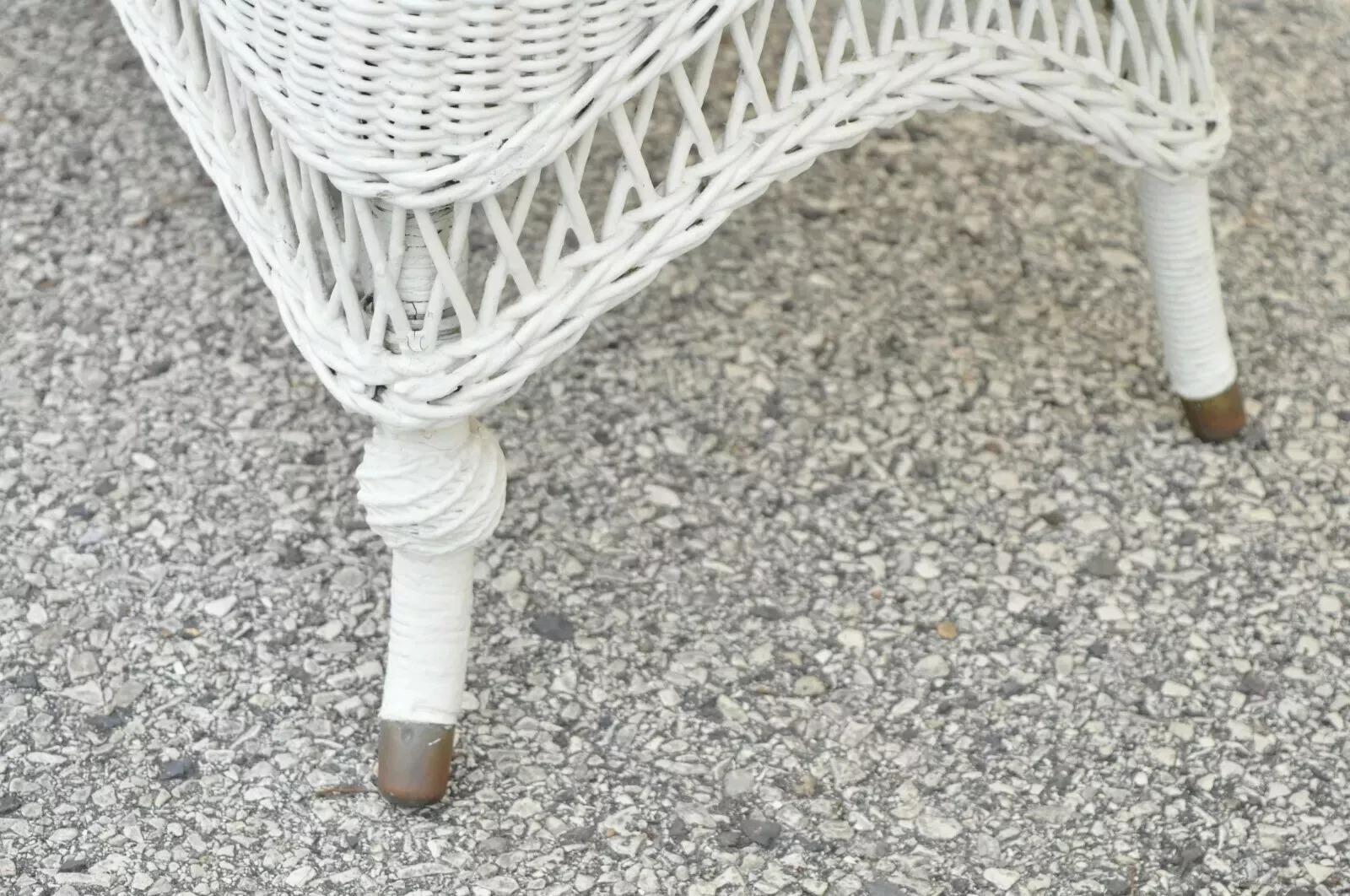 Antico Vittoriano Bianco in vimini con schienale a botte Piccolo Settee Loveseat Divano con sedile a canestro In condizioni buone in vendita a Philadelphia, PA