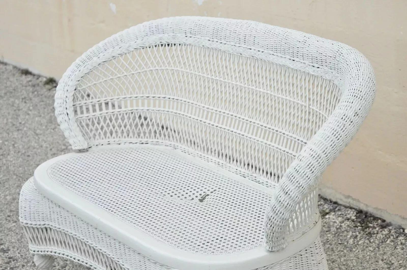 XX secolo Antico Vittoriano Bianco in vimini con schienale a botte Piccolo Settee Loveseat Divano con sedile a canestro in vendita