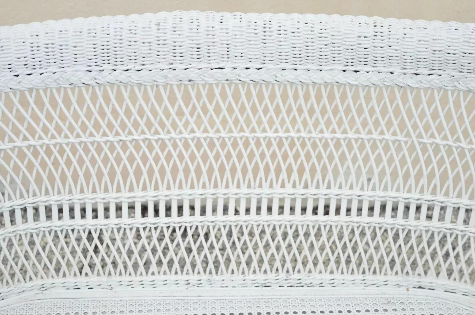 Canna Antico Vittoriano Bianco in vimini con schienale a botte Piccolo Settee Loveseat Divano con sedile a canestro in vendita