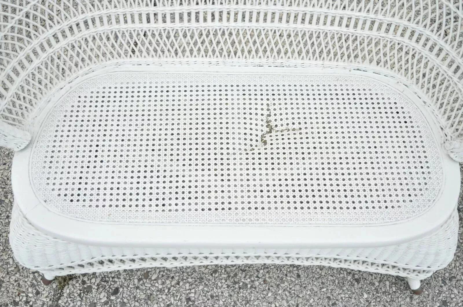 Antico Vittoriano Bianco in vimini con schienale a botte Piccolo Settee Loveseat Divano con sedile a canestro in vendita 1