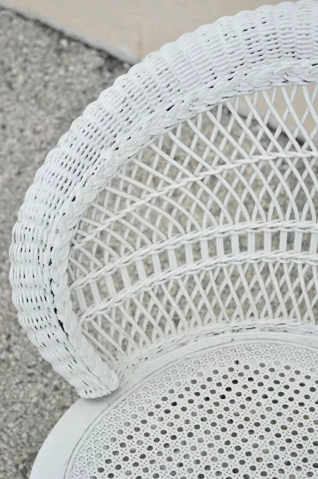 Antico Vittoriano Bianco in vimini con schienale a botte Piccolo Settee Loveseat Divano con sedile a canestro in vendita 3