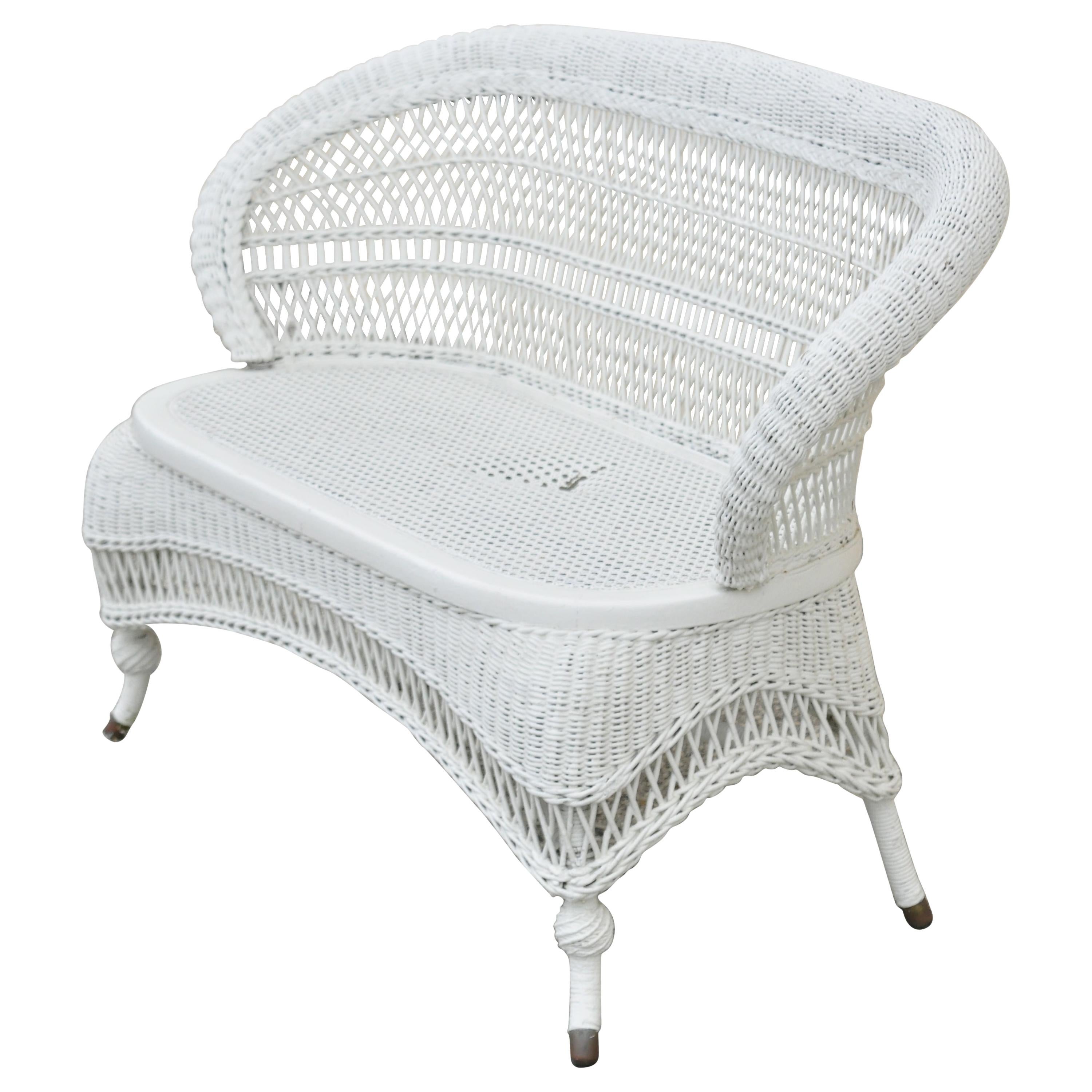 Ancienne banquette victorienne en osier blanc à dossier baril, petit canapé Loveseat avec assise en rotin en vente