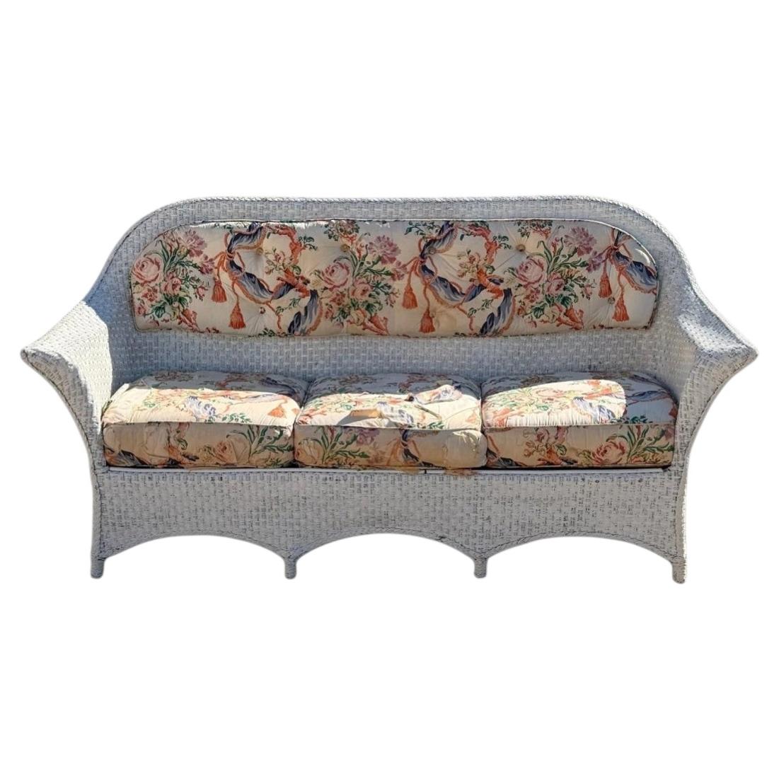 Divano da veranda in vimini bianco in stile vittoriano d'epoca con cuscini sfusi in vendita