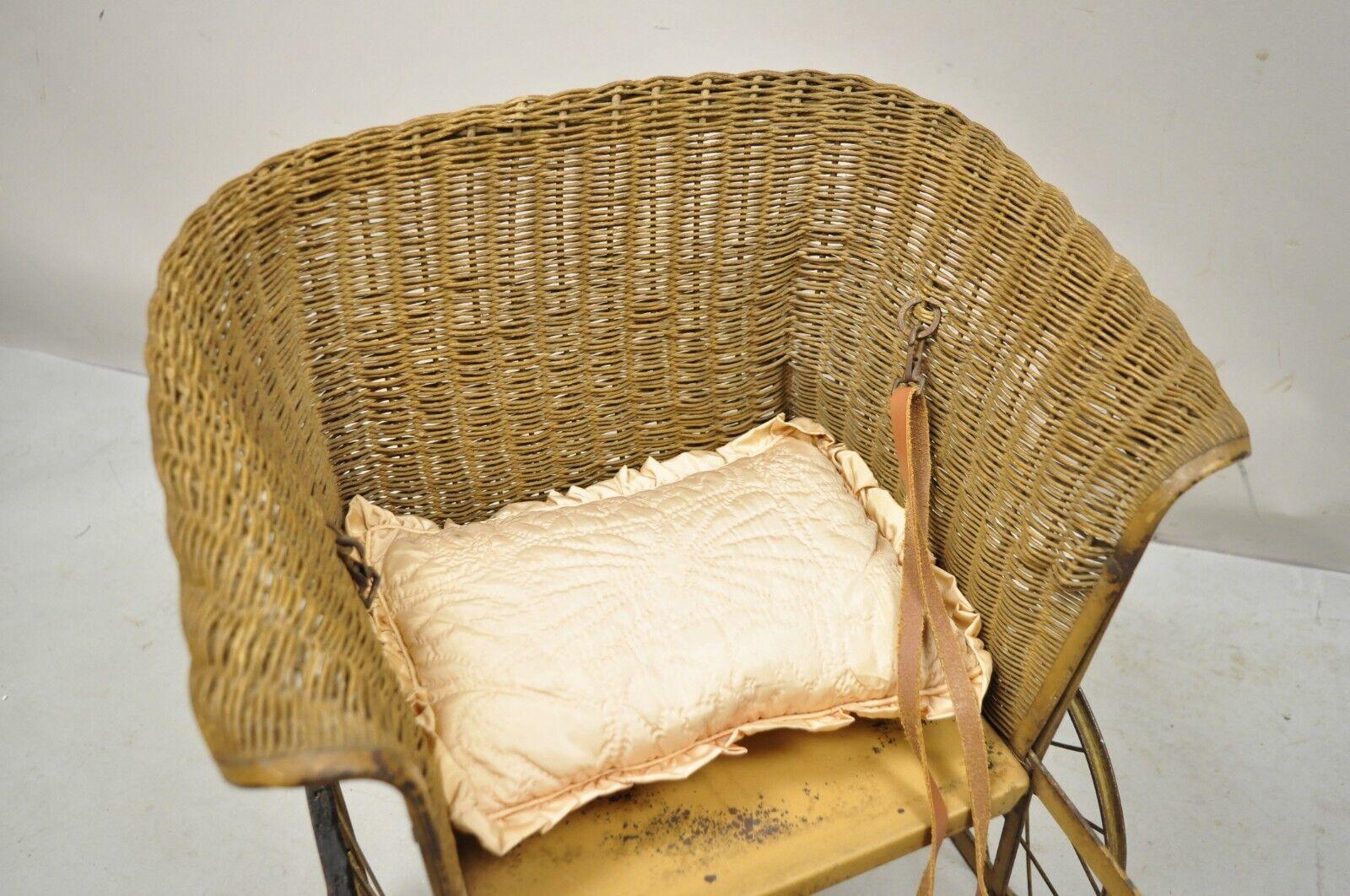 Antiguo cochecito de bebé victoriano de mimbre y metal para perros Victoriano en venta