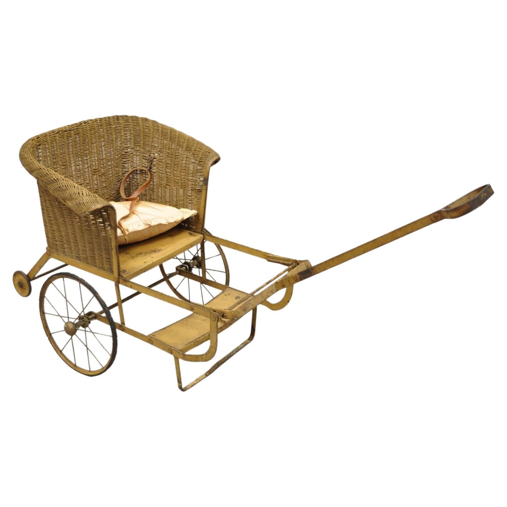 Ancienne poignée victorienne en osier et métal pour chariot à bébé derrière un porte-poussière pour chien