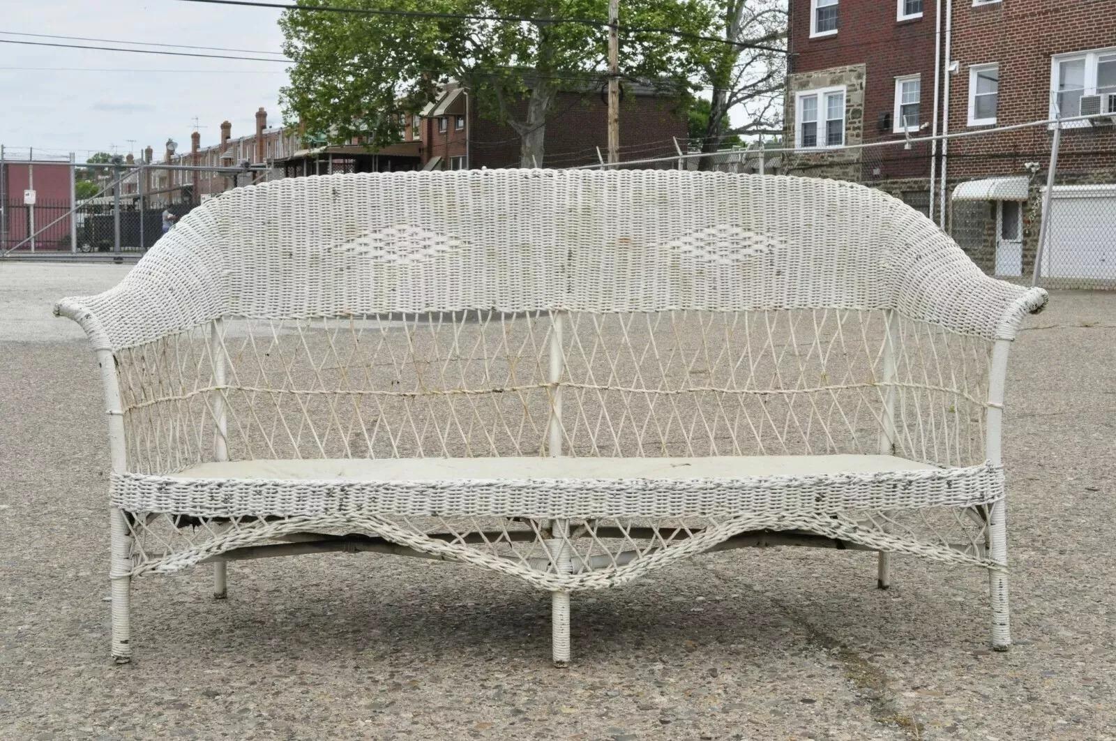 Antico mobile vittoriano in vimini e rattan per la sala da pranzo, divano e divano. L'articolo presenta una struttura in vimini, un disegno a diamante intrecciato sul retro, un oggetto antico molto bello. Circa all'inizio del XX secolo. Misure: 35