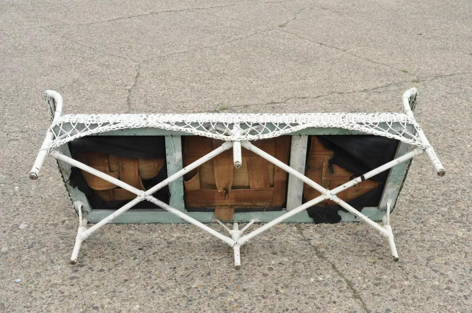 Antico Vittoriano in vimini e rattan per la stanza del sole Mobili da giardino Divano in vendita 3