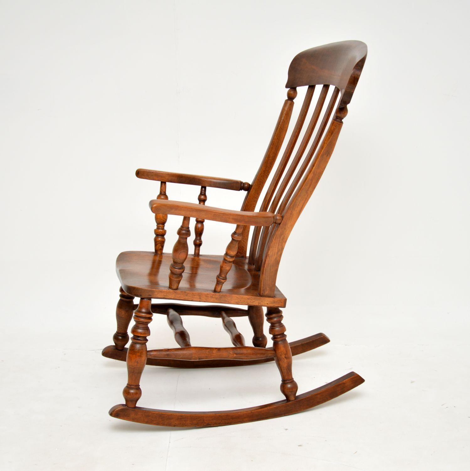 Antique Victorian Windsor Rocking Chair In Good Condition In London, GB