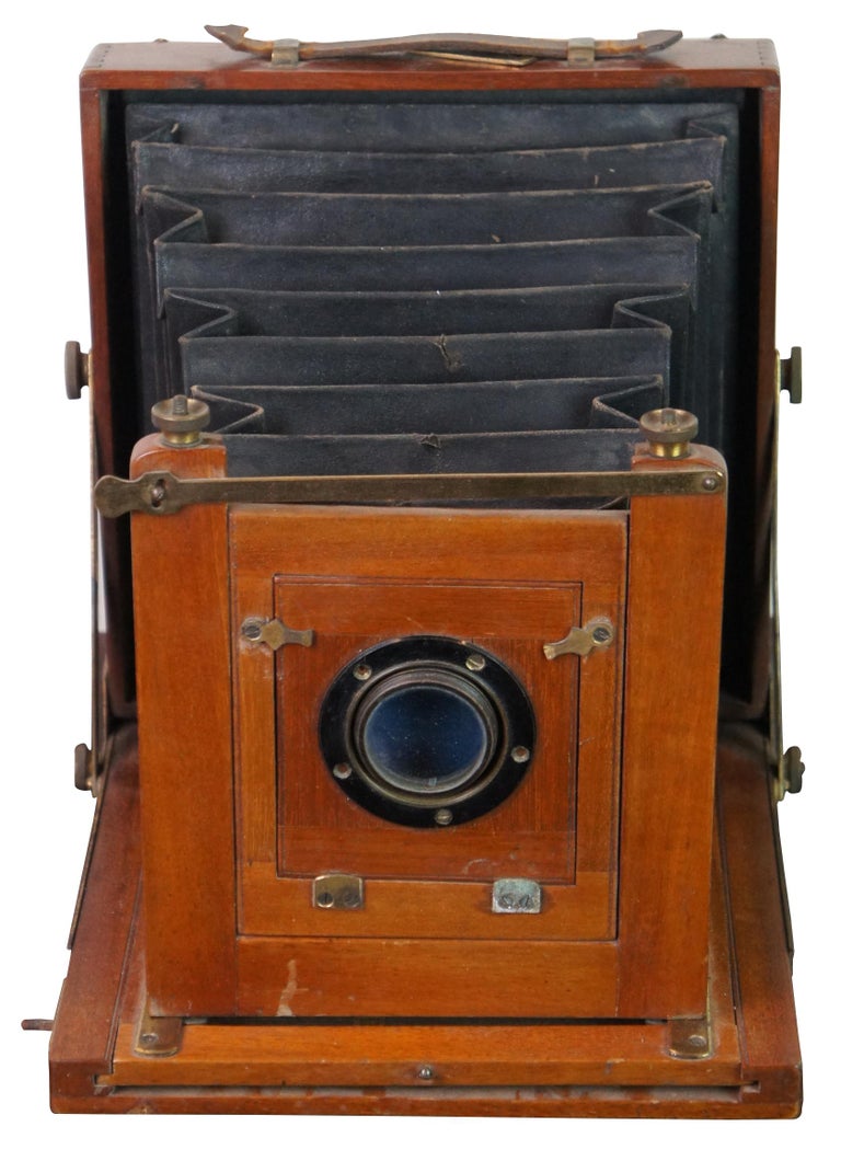 Antique Victorian Wood Brass Folding Bellows Optical Field Camera & Film Plates In Good Condition For Sale In Dayton, OH