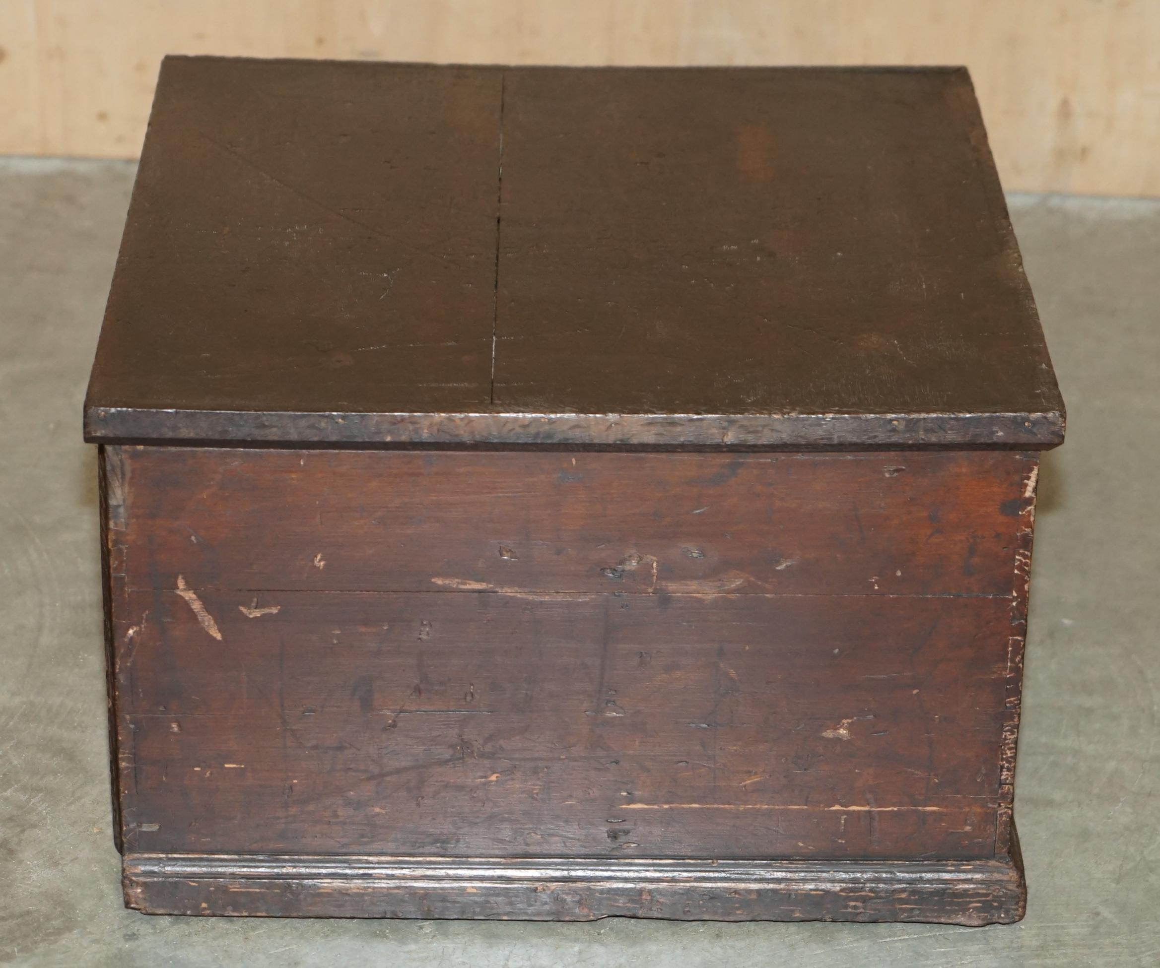 ANTIQUE ViCTORIAN WORSHIPFUL COMPANY OF SKINNERS CAMPAIGN CHEST PART OF A SUITE For Sale 2