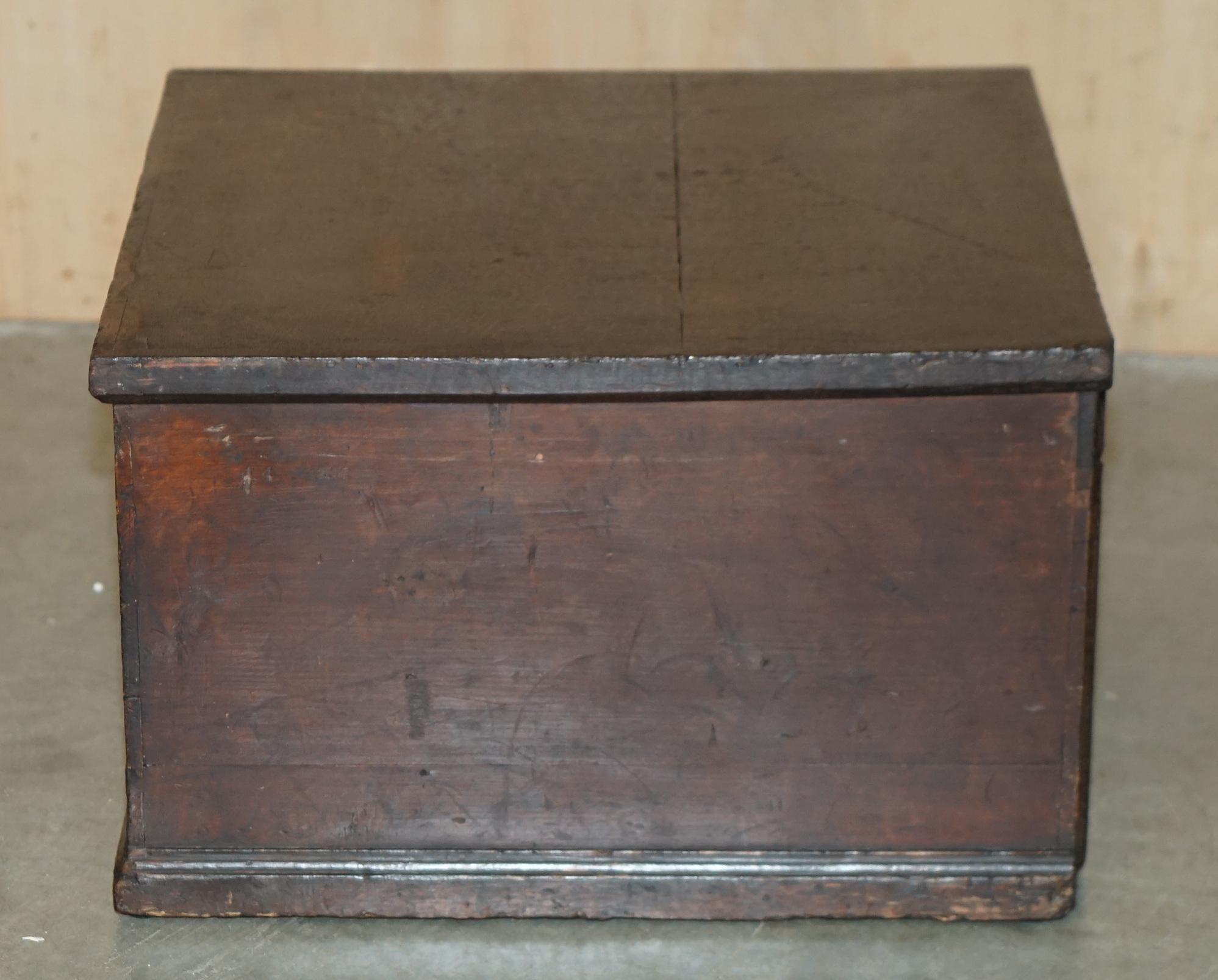 ANTIQUE ViCTORIAN WORSHIPFUL COMPANY OF SKINNERS CAMPAIGN CHEST PART OF A SUITE For Sale 5