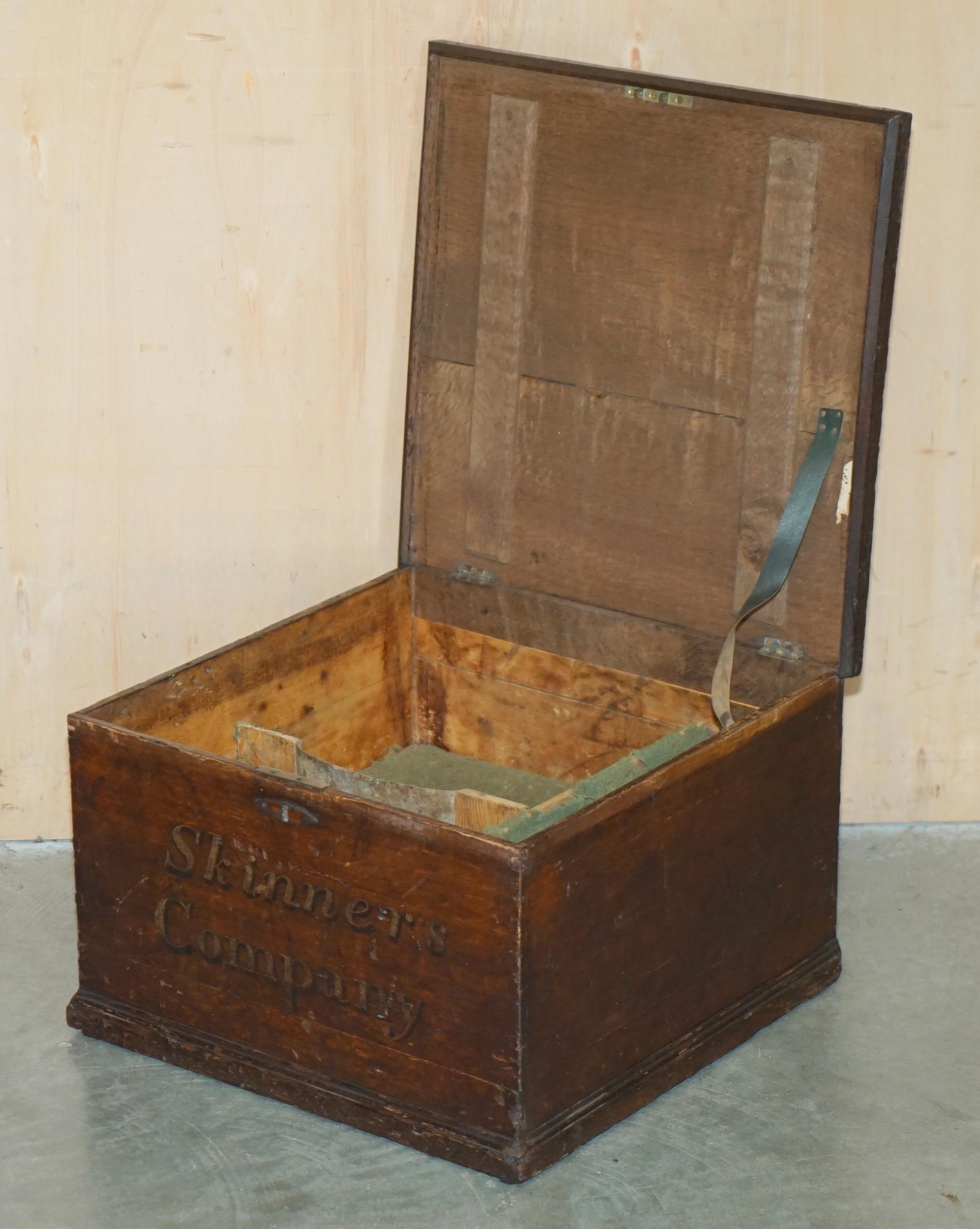 ANTIQUE ViCTORIAN WORSHIPFUL COMPANY OF SKINNERS CAMPAIGN CHEST PART OF A SUITE For Sale 6