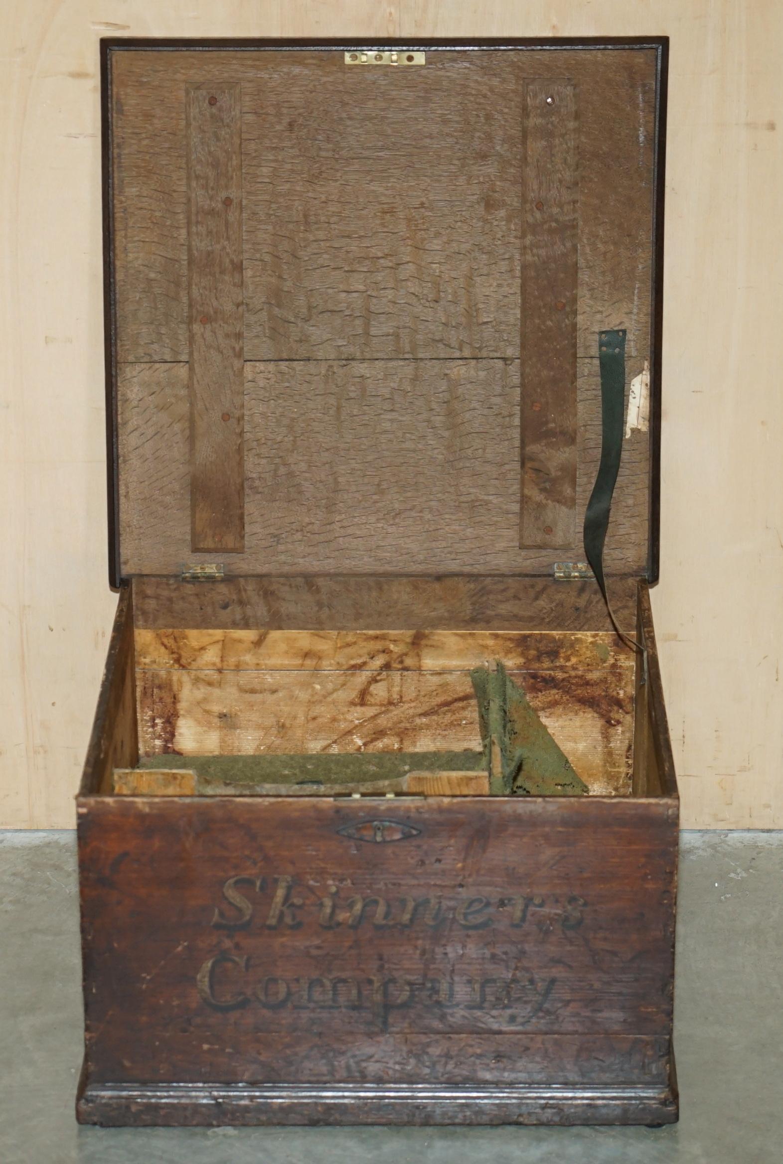 ANTIQUE ViCTORIAN WORSHIPFUL COMPANY OF SKINNERS CAMPAIGN CHEST PART OF A SUITE For Sale 7