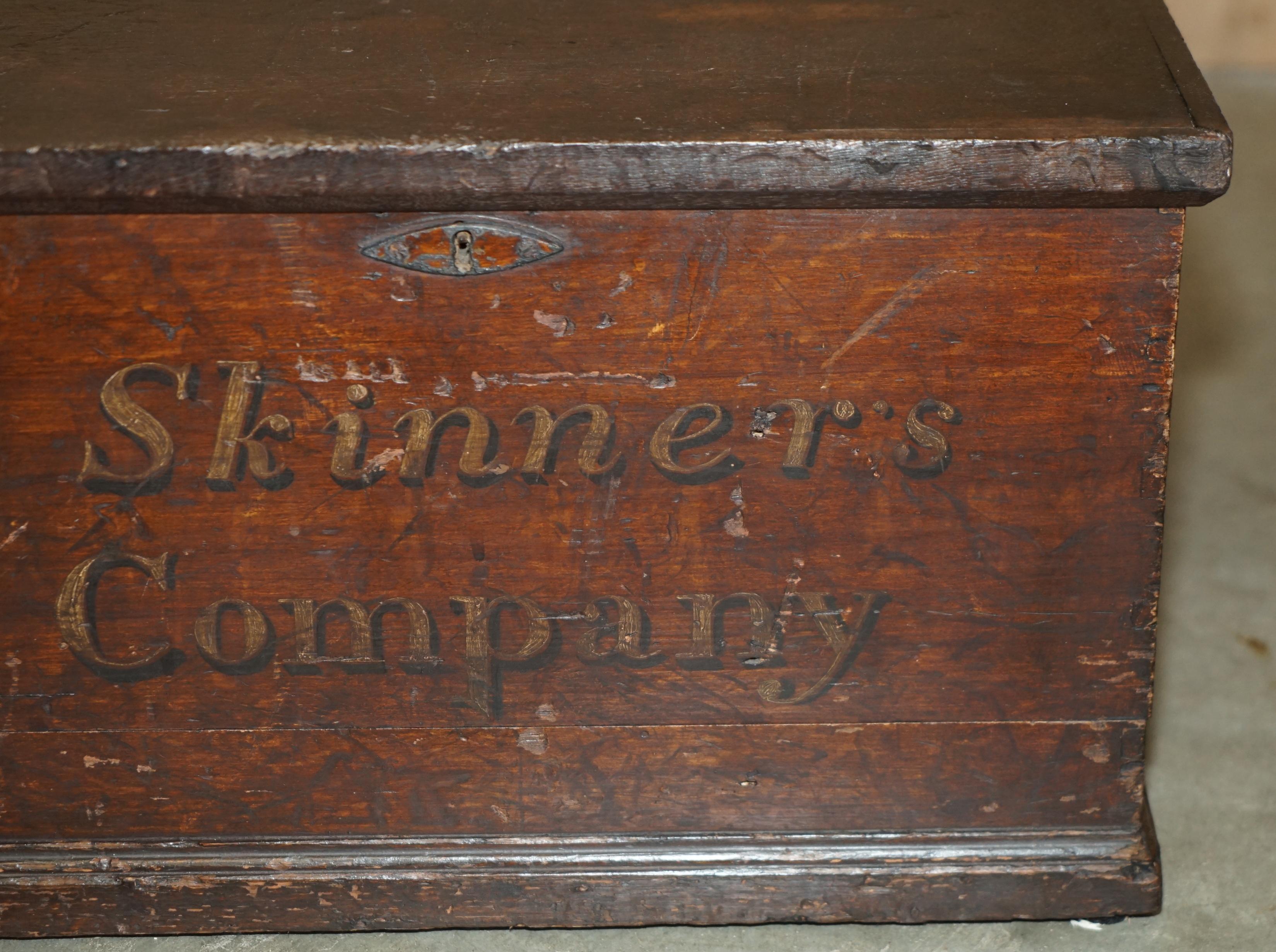 ANTIQUE ViCTORIAN WORSHIPFUL COMPANY OF SKINNERS CAMPAIGN CHEST PART OF A SUITE In Distressed Condition For Sale In West Sussex, Pulborough