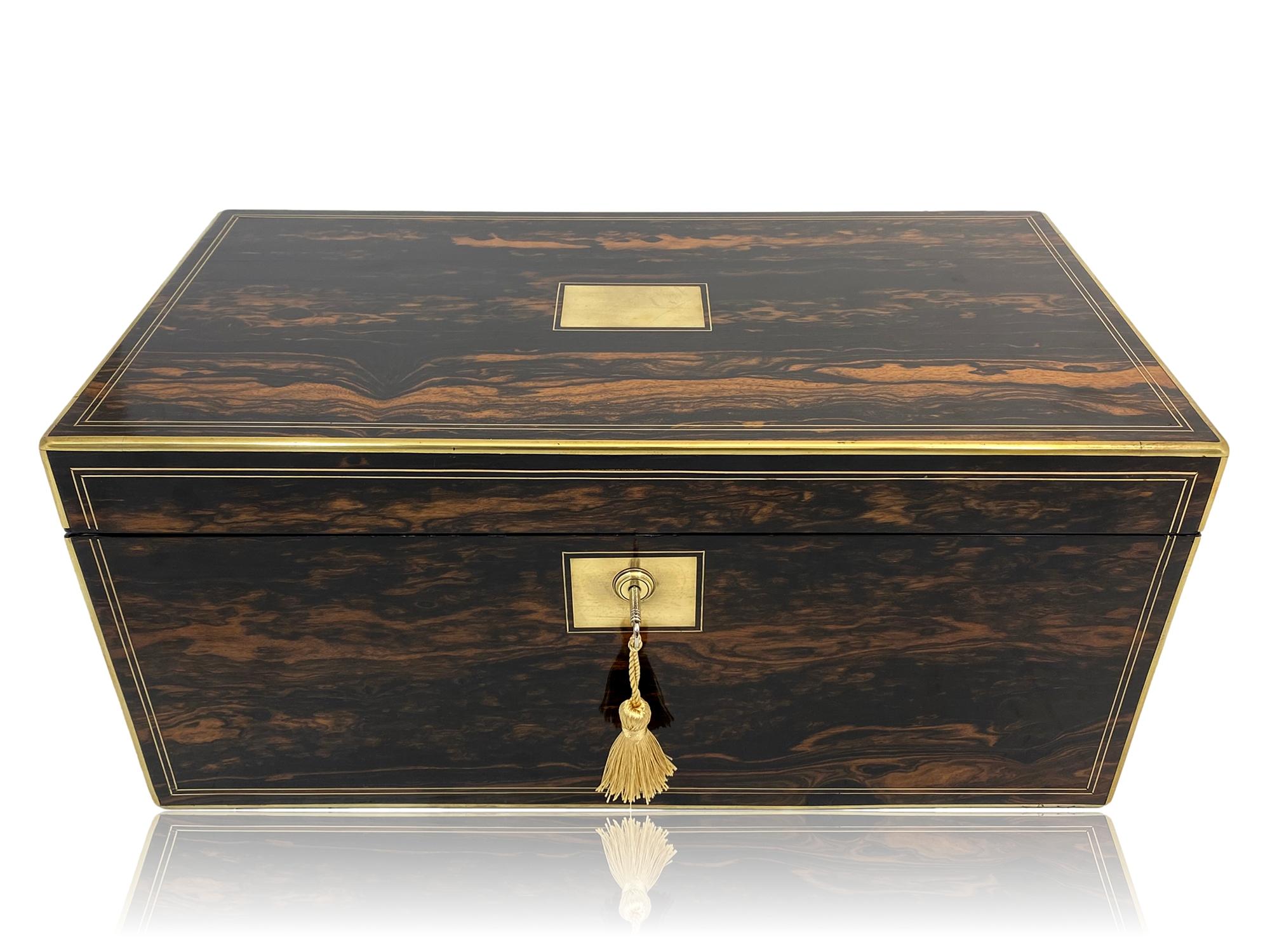 Caja de escritura de finales del siglo XIX con dos compartimentos secretos 

De nuestra colección de cajas de escritura, nos complace ofrecer esta caja de escritura victoriana Coromandel de Radcliffe of Halifax. Caja de escritura de forma