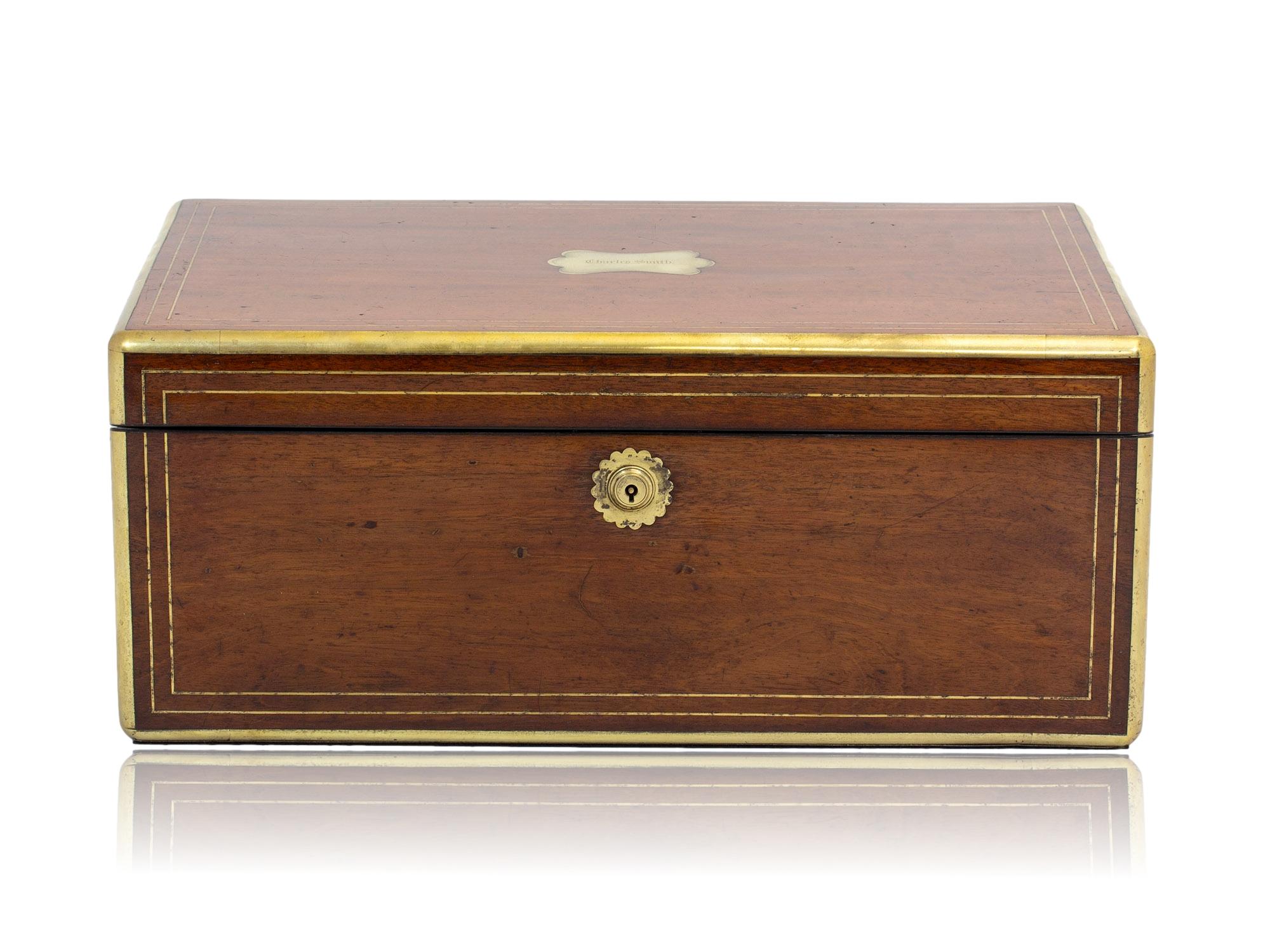 Con un compartimento secreto

De nuestra colección de cajas de escritura, nos complace ofrecer esta caja de escritura victoriana de caoba atribuida a Hausburg. Caja de escritura de forma rectangular fabricada en caoba con bordes de latón y doble