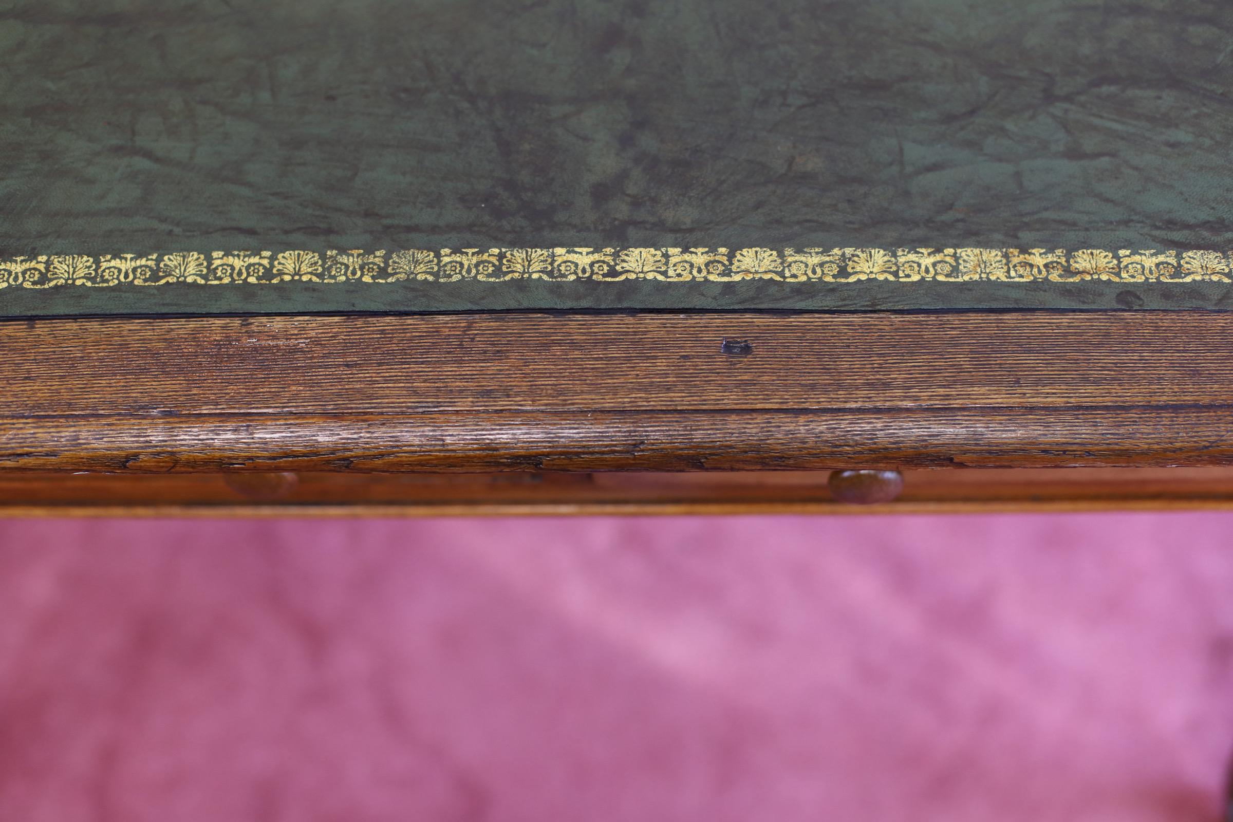 Antiker viktorianischer Schreibtisch  im Angebot 7