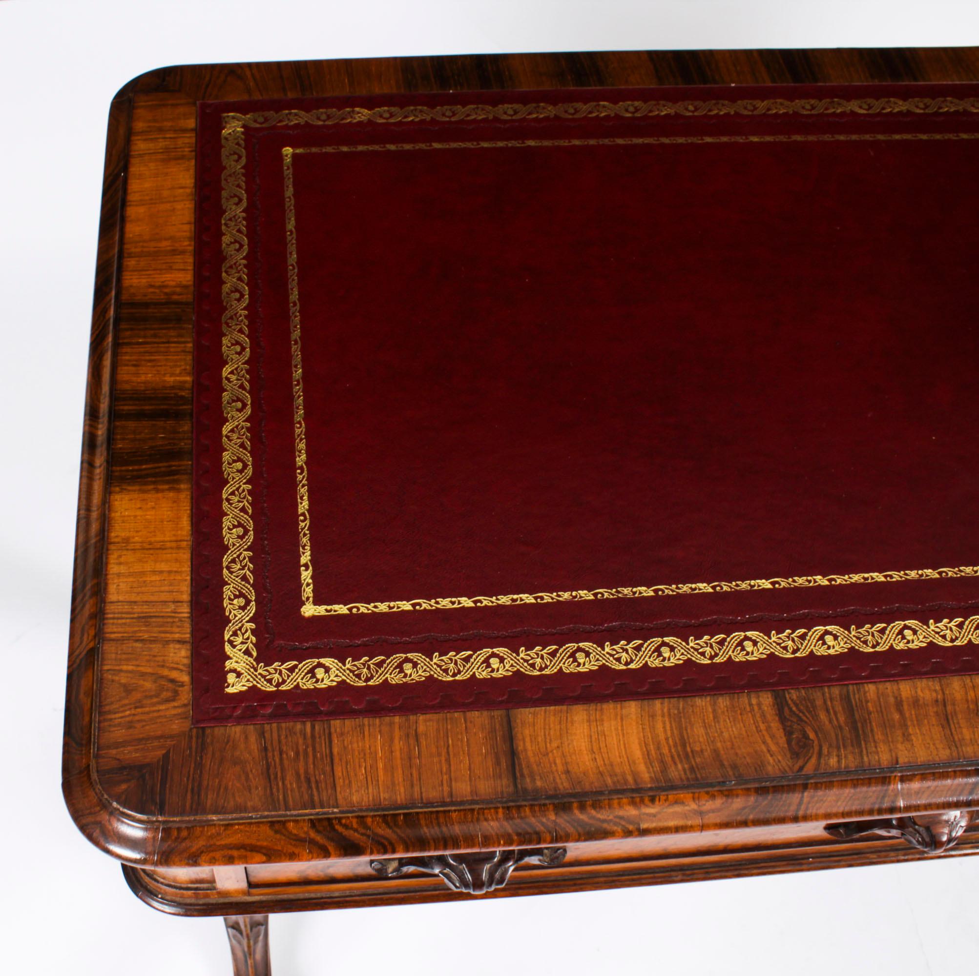 Voici une élégante antiquité victorienne Gonçalo Alves  table à écrire d'Edwards & Roberts,  Circa 1850 en date.

Le plateau est orné d'une surface d'écriture en cuir bourgogne estampé à l'or, au-dessus de deux tiroirs en frise. Il repose sur