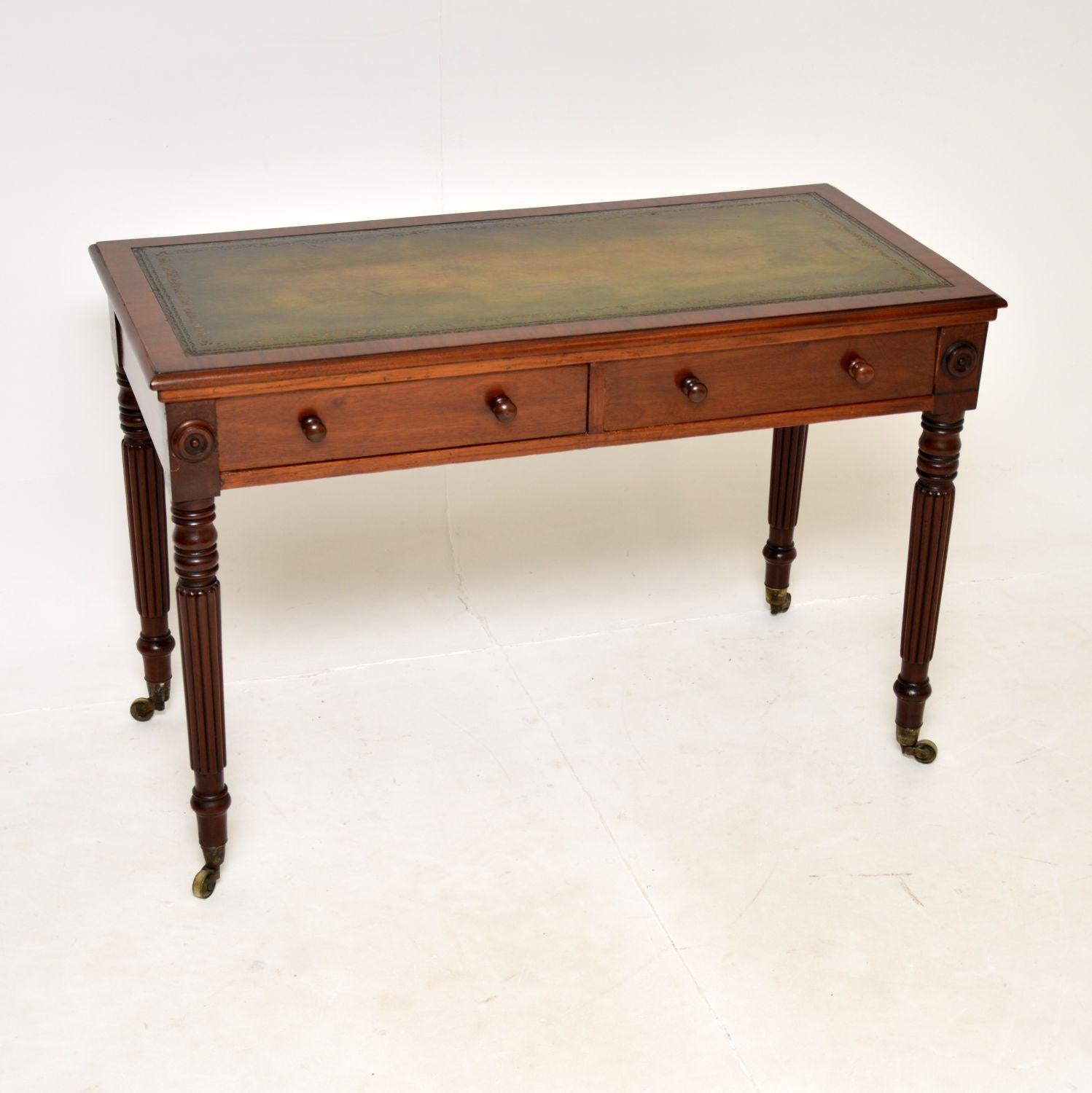 A fine antique Victorian period writing desk. This was made in England, it dates from around 1840-1860.

It has a beautifully elegant yet sturdy design, and is extremely well made. This sits on beautiful turned and fluted legs, which sit on