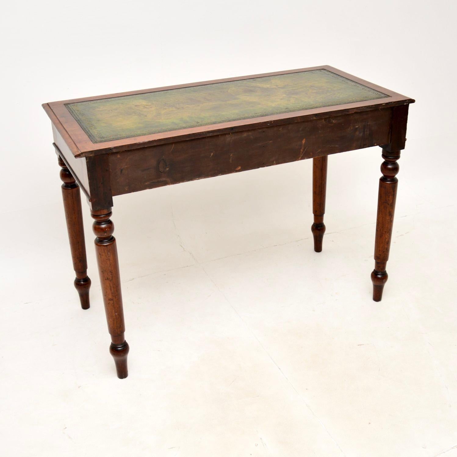 Une table à écrire/un bureau victorien ancien, élégant et très utile. Fabriqué en Angleterre, il date de la période 1860-1880.

Il est très bien fait et d'une taille très utile, pas trop profond d'avant en arrière. La surface d'écriture en cuir est