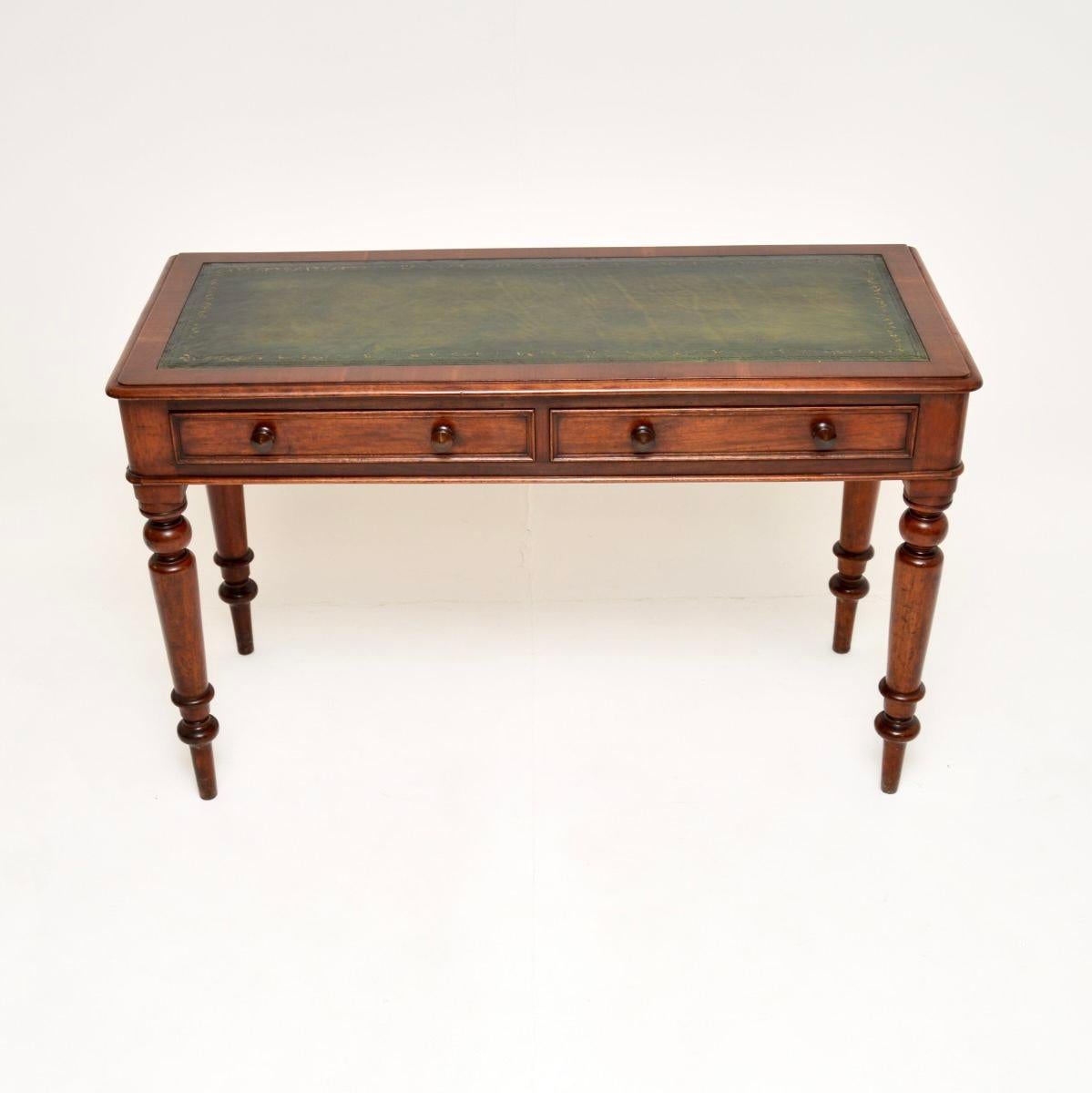 Una mesa/escritorio victoriano antiguo, elegante y muy bien hecho. Fabricado en Inglaterra, data aproximadamente del periodo 1870-1880.

Es de magnífica calidad y tiene un tamaño muy útil, no demasiado profundo de delante a atrás. La superficie de