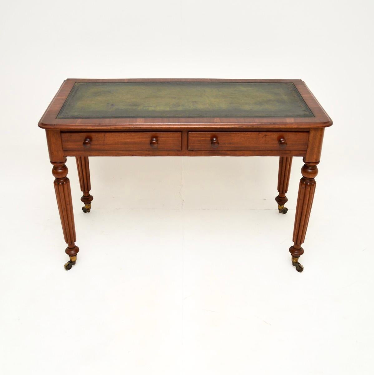 Une table à écrire/un bureau victorien ancien, élégant et très bien fait. Fabriqué en Angleterre, il date de la période 1860-1880.

Il est d'une qualité exceptionnelle et d'une taille très utile. Il repose sur de magnifiques pieds balustres tournés