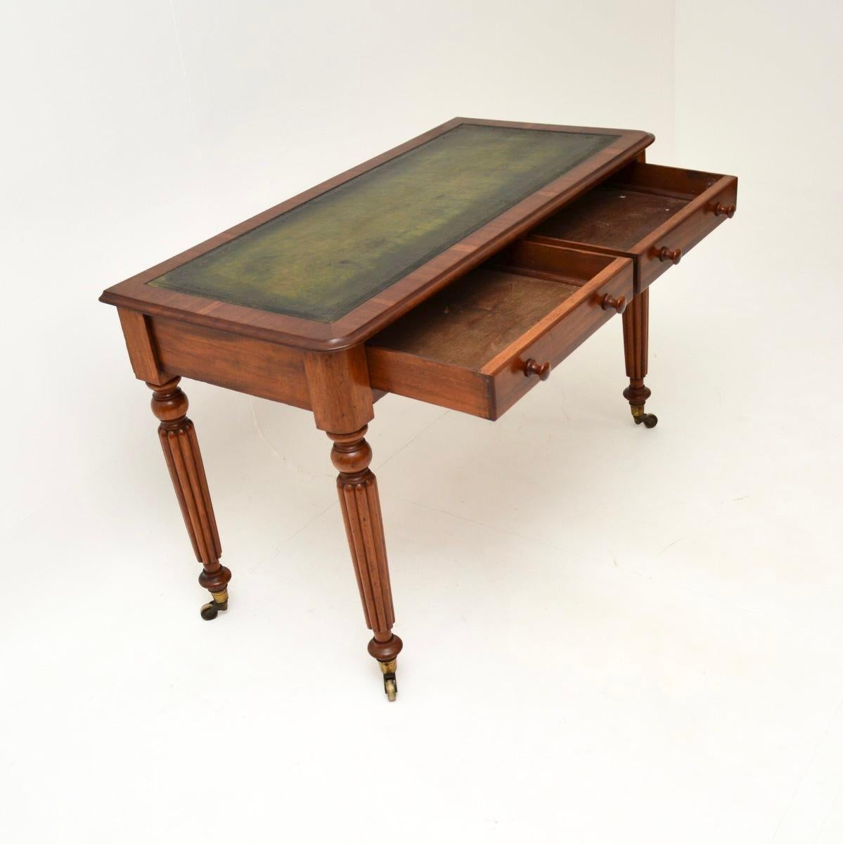 Apogée victorien Antique table d'écriture victorienne / bureau en vente