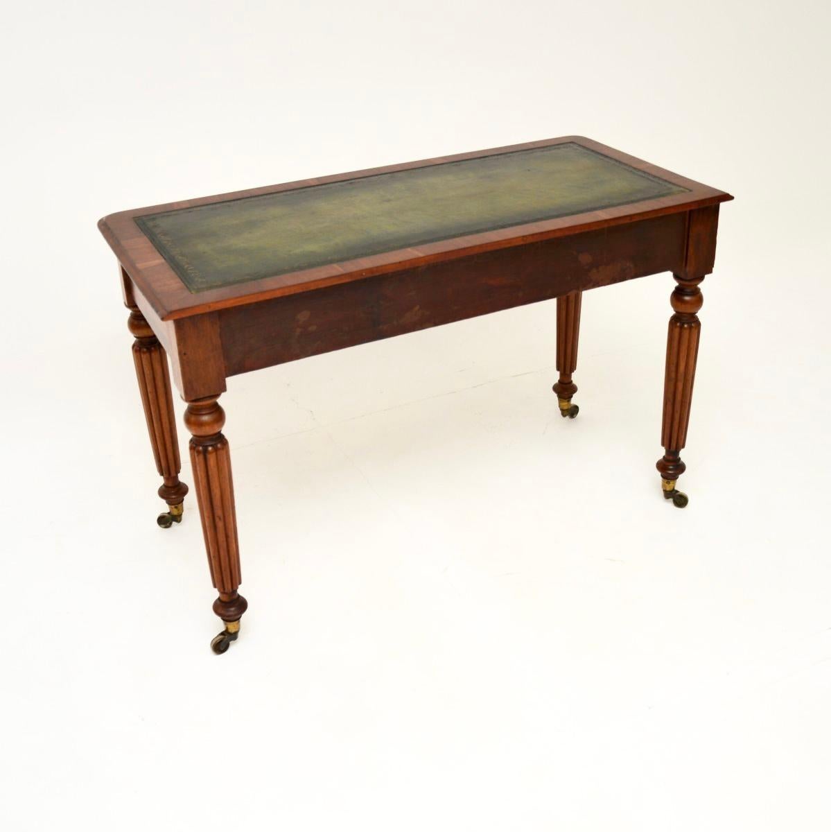 Antique table d'écriture victorienne / bureau Bon état - En vente à London, GB