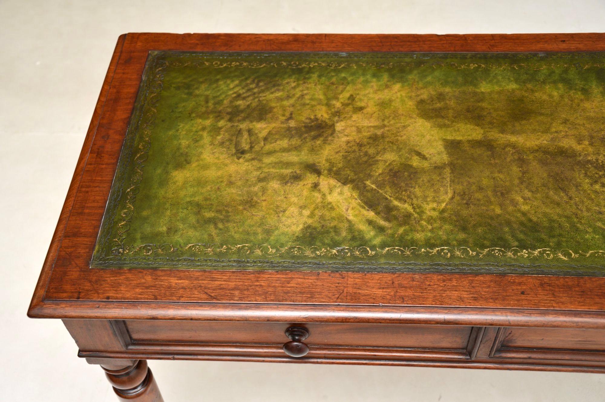 Milieu du XIXe siècle Antique table d'écriture victorienne / bureau en vente