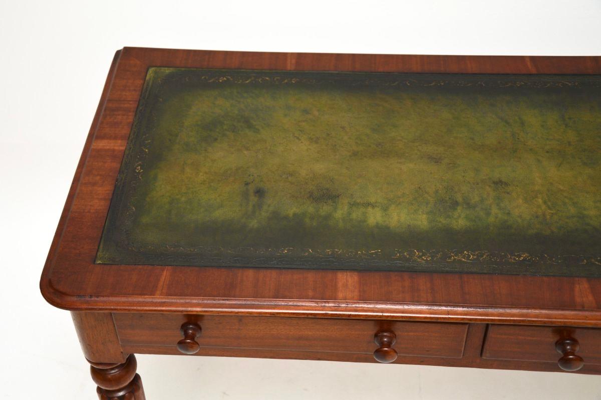 Milieu du XIXe siècle Antique table d'écriture victorienne / bureau en vente