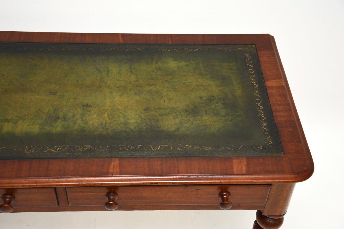Cuir Antique table d'écriture victorienne / bureau en vente