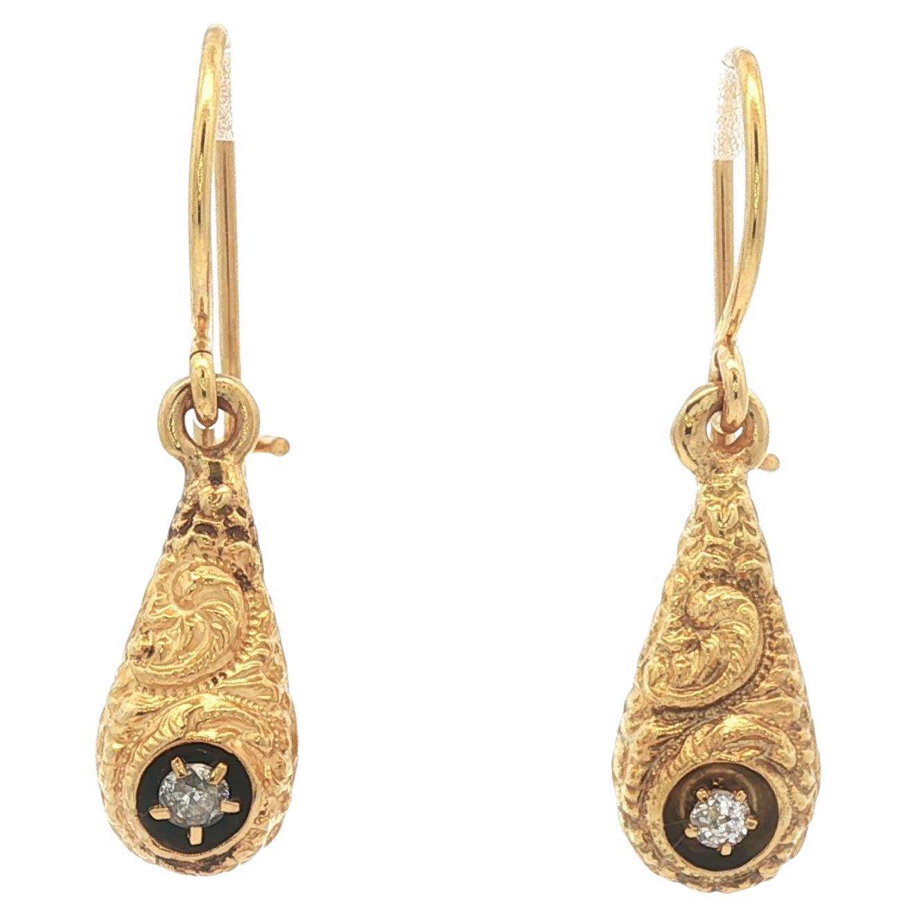 Antique Victorian Yellow Gold 0.08ct Old Diamond Repousse Work Teardrop Earrings en venta