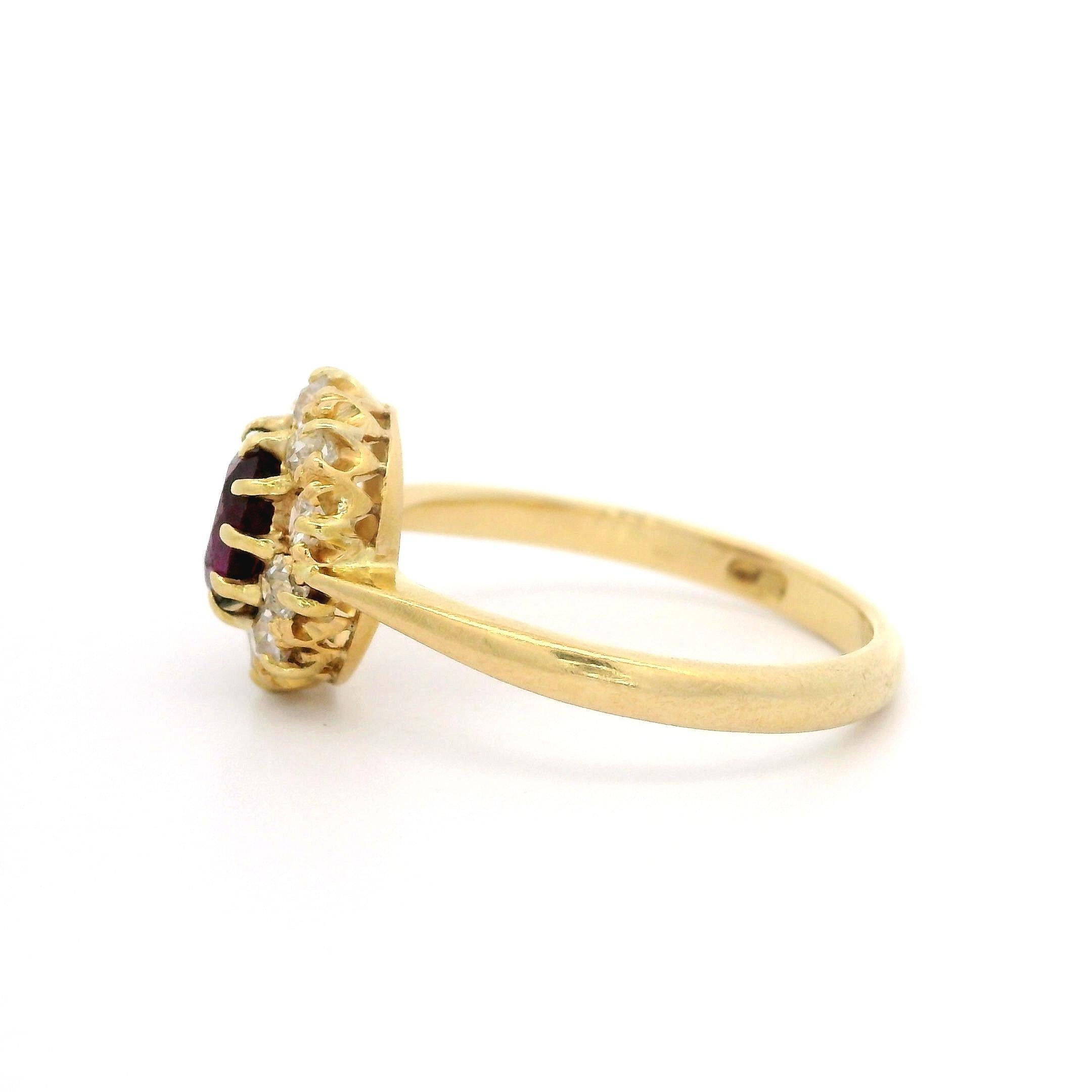 Antiguo Anillo Victoriano de Oro Amarillo con Rubí Oval y Halo de Diamantes de 1,25 ctw Corte oval en venta