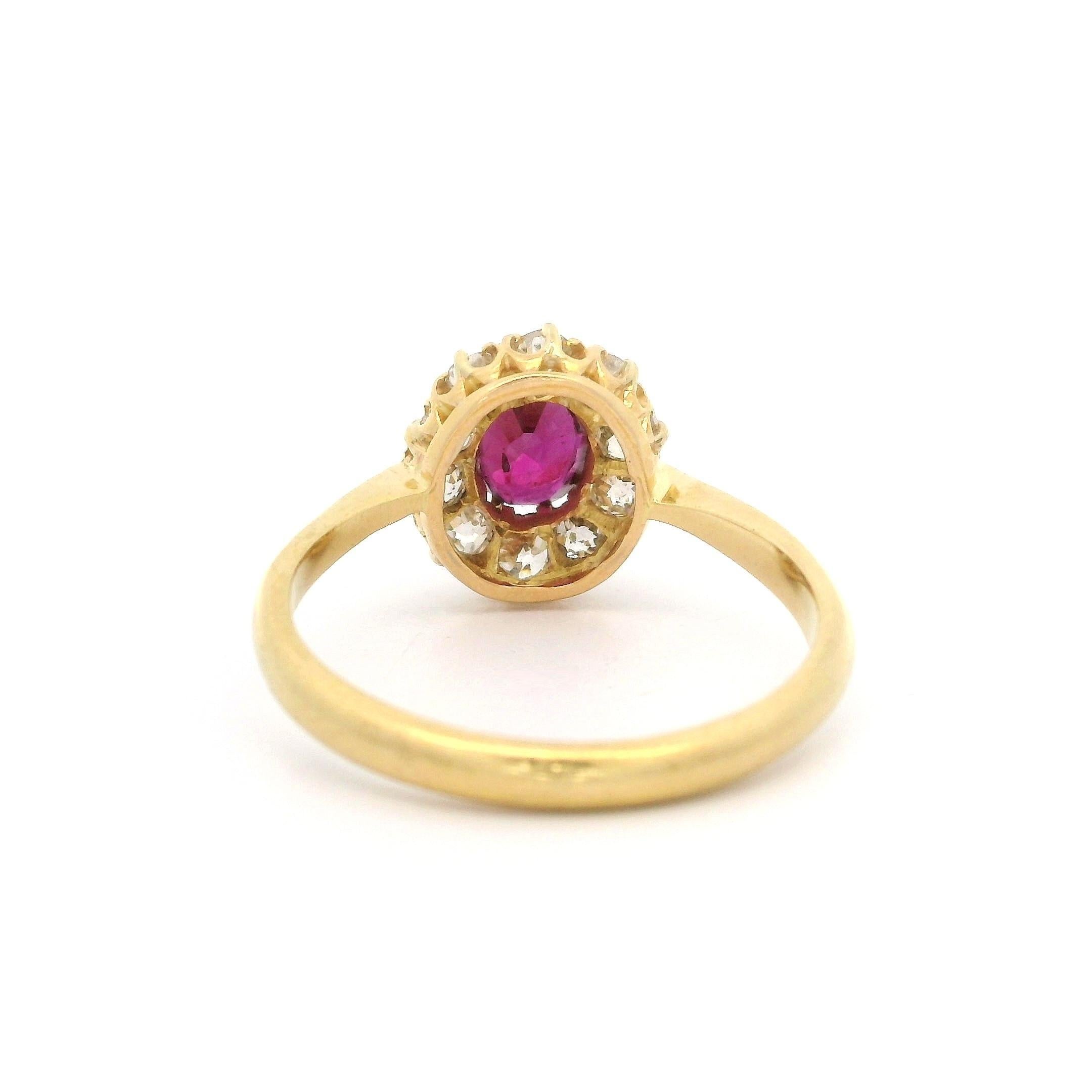 Antiguo Anillo Victoriano de Oro Amarillo con Rubí Oval y Halo de Diamantes de 1,25 ctw en Bueno estado para la venta en Montclair, NJ