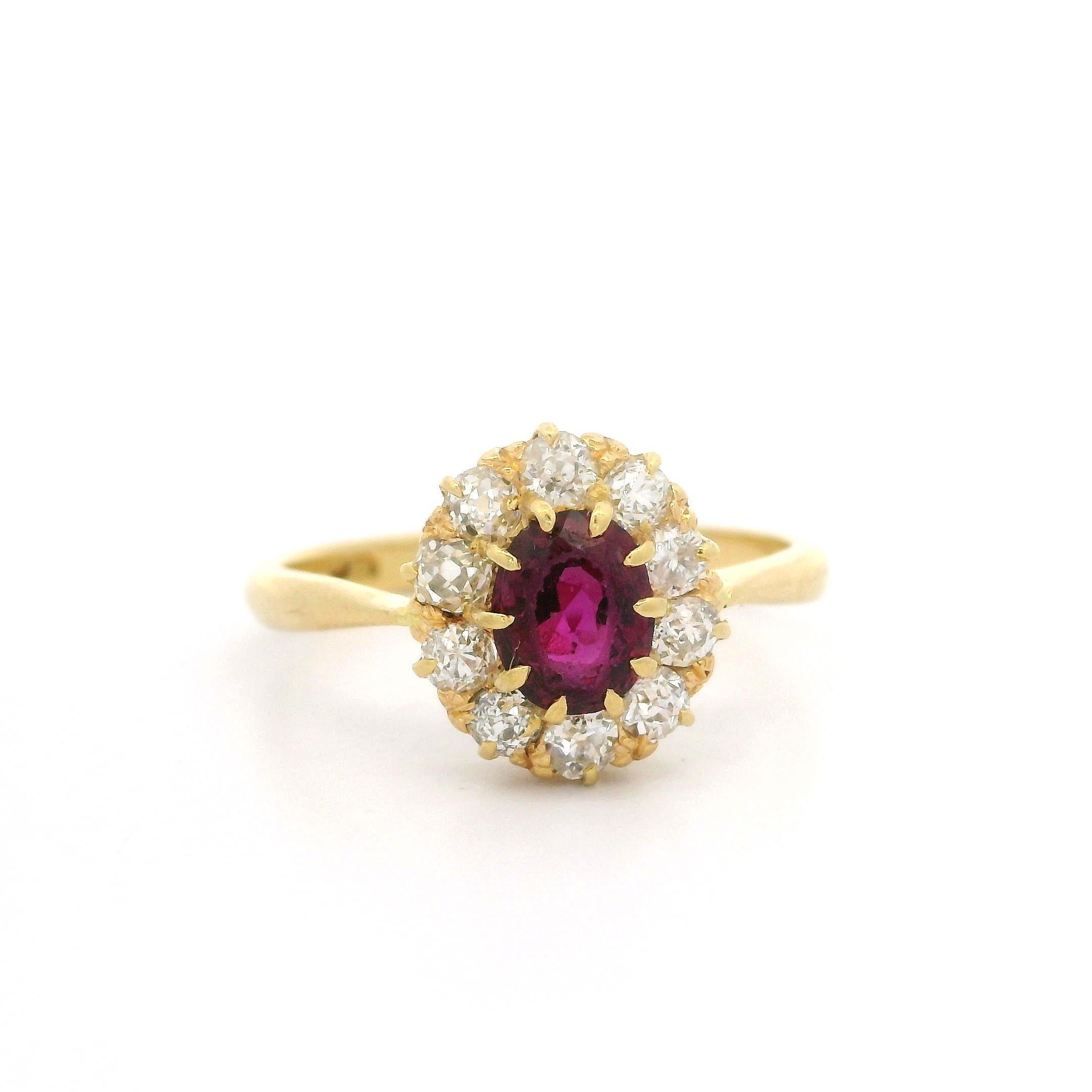 Antiguo Anillo Victoriano de Oro Amarillo con Rubí Oval y Halo de Diamantes de 1,25 ctw en venta 1