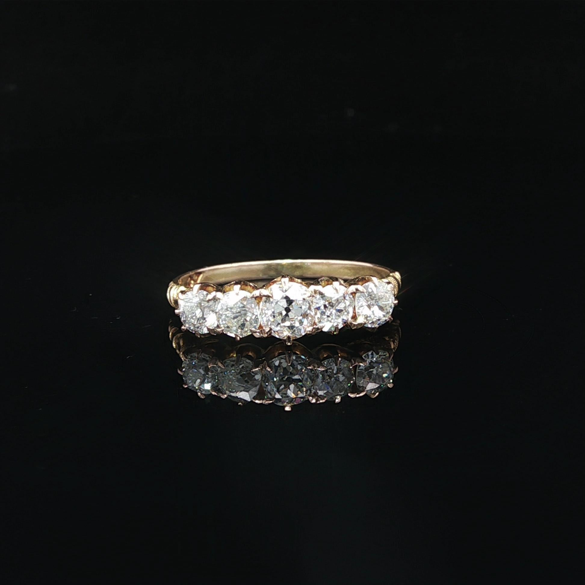 Antico anello vittoriano in oro giallo con diamanti antichi da 1,2 carati, con 5 pietre, A. Stone in vendita 1