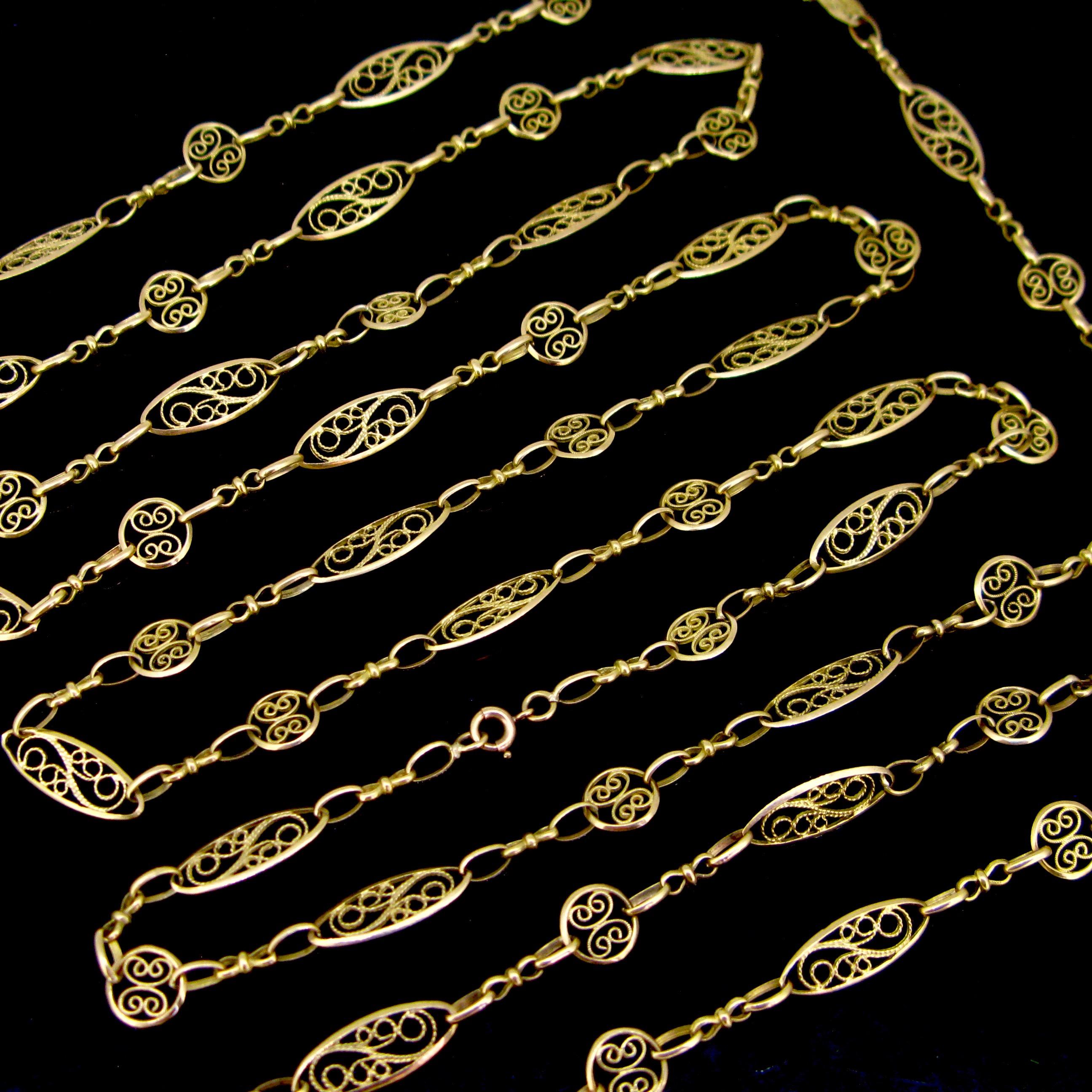 Antique Victorian Yellow Gold Long Chain Necklace In Good Condition In London, GB