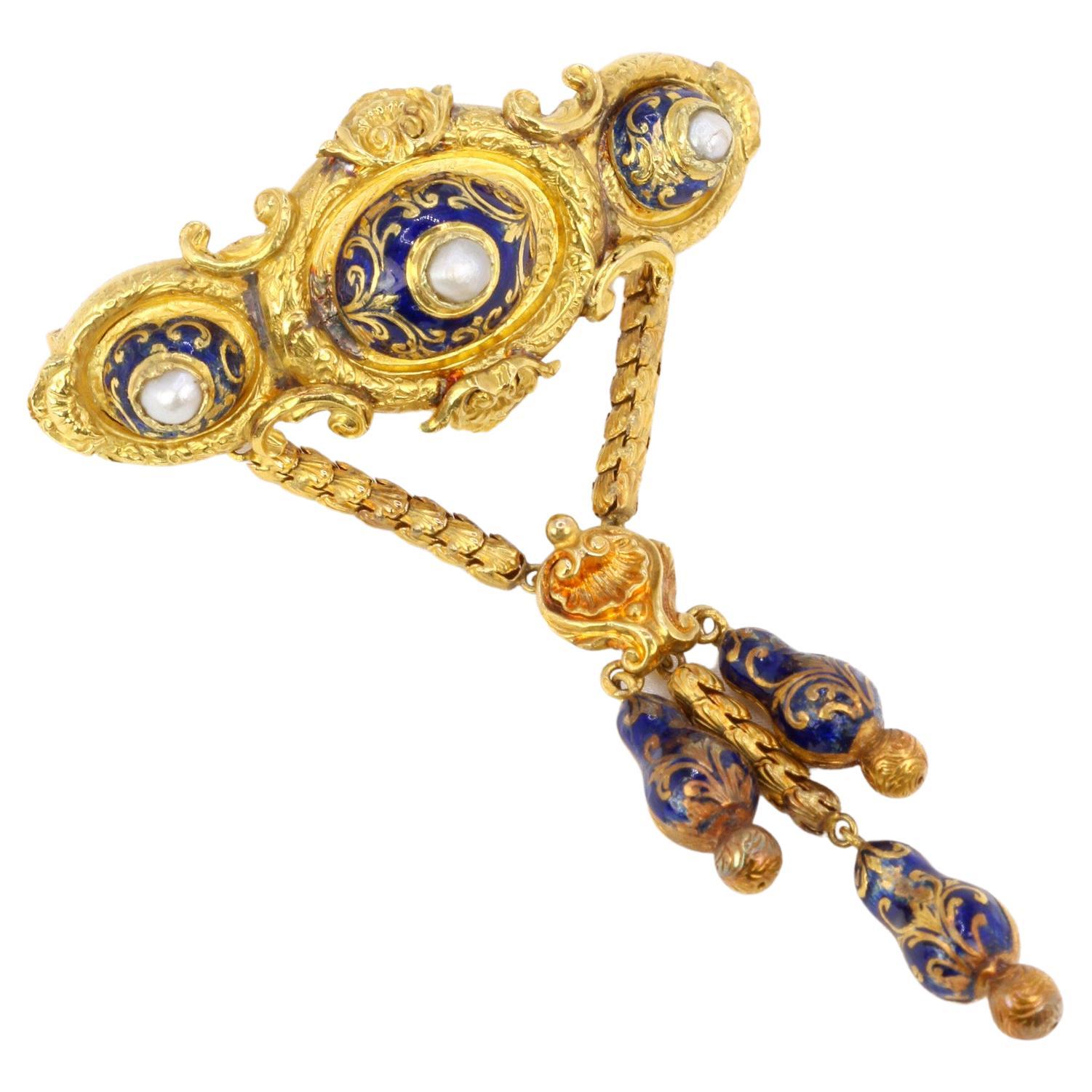 Broche victorienne ancienne en or jaune et émail bleu sertie de perles