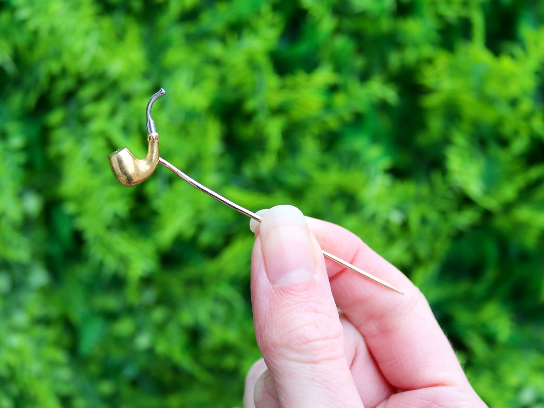 Un'imponente spilla vittoriana in oro giallo 21 carati e platino con spilla in oro rosa 12 carati; fa parte delle nostre diverse collezioni di gioielli antichi.

Questa raffinata e imponente spilla antica è stata realizzata in oro giallo 21k e