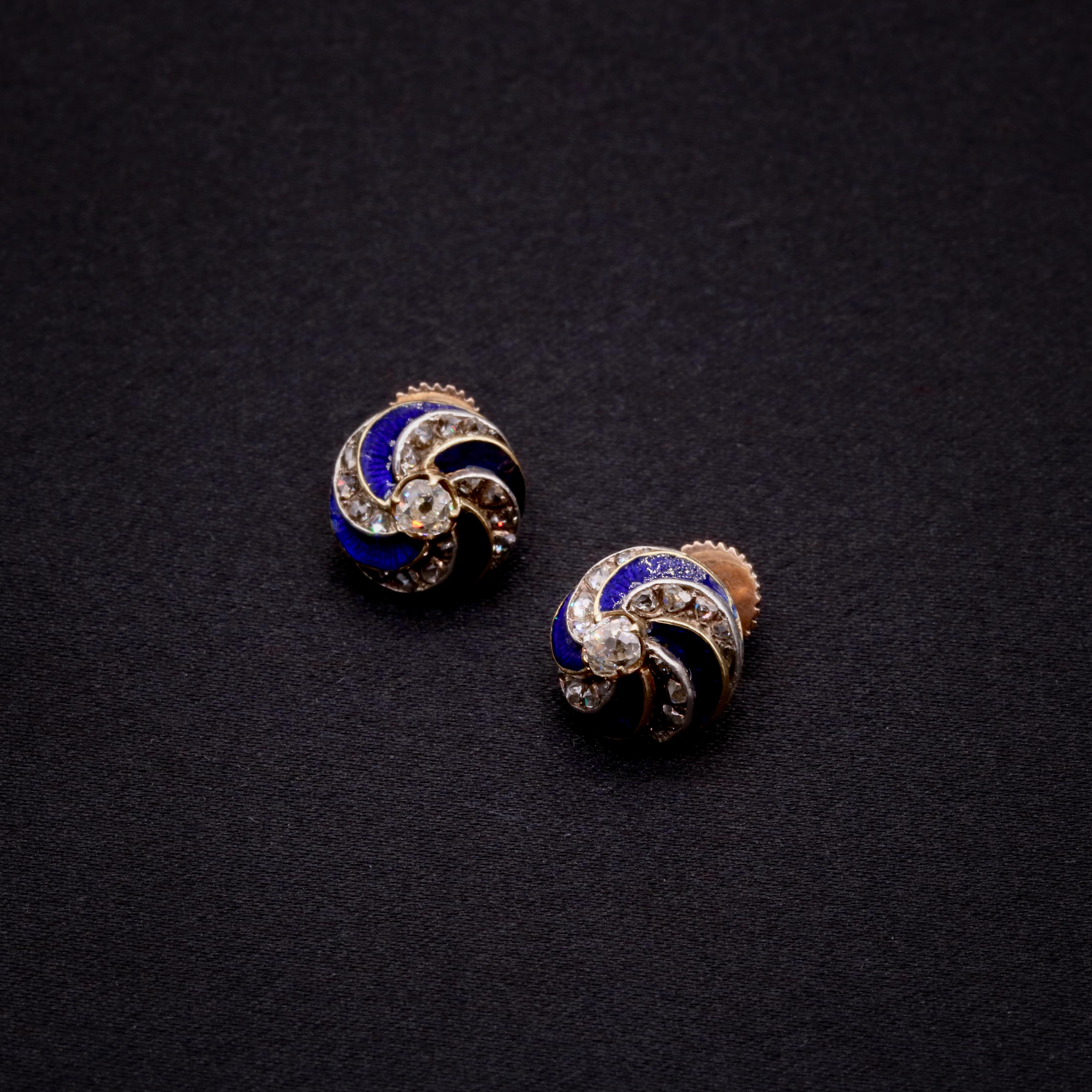 Paire de boucles d'oreilles victoriennes en diamant, émail, argent et or jaune, comprenant chacune un diamant taille ancienne, vingt diamants taille rose et de l'émail bleu, sertis dans de l'argent et de l'or jaune, avec des montants et des dos en